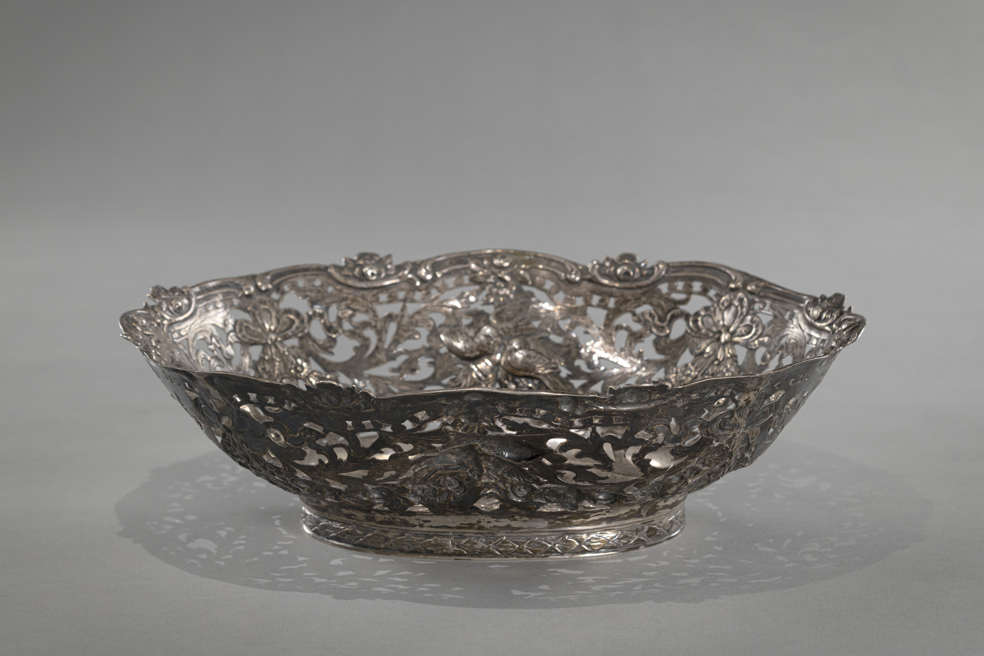 A GERMAN SILVER BASKET WITH PUTTI AND BIRD PATTERN - Image 3 of 5