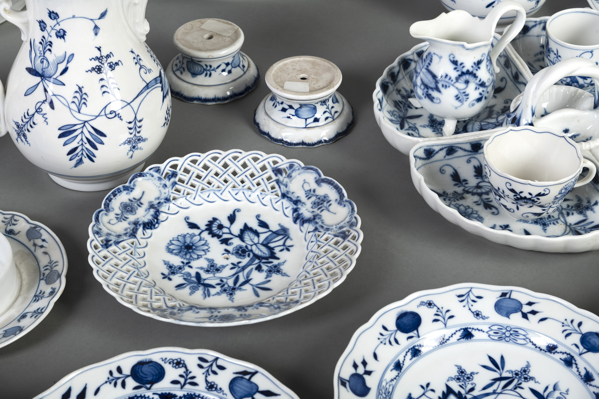 A MIXED LOT OF "ZWIEBELMUSTER" PORCELAIN - Image 4 of 5