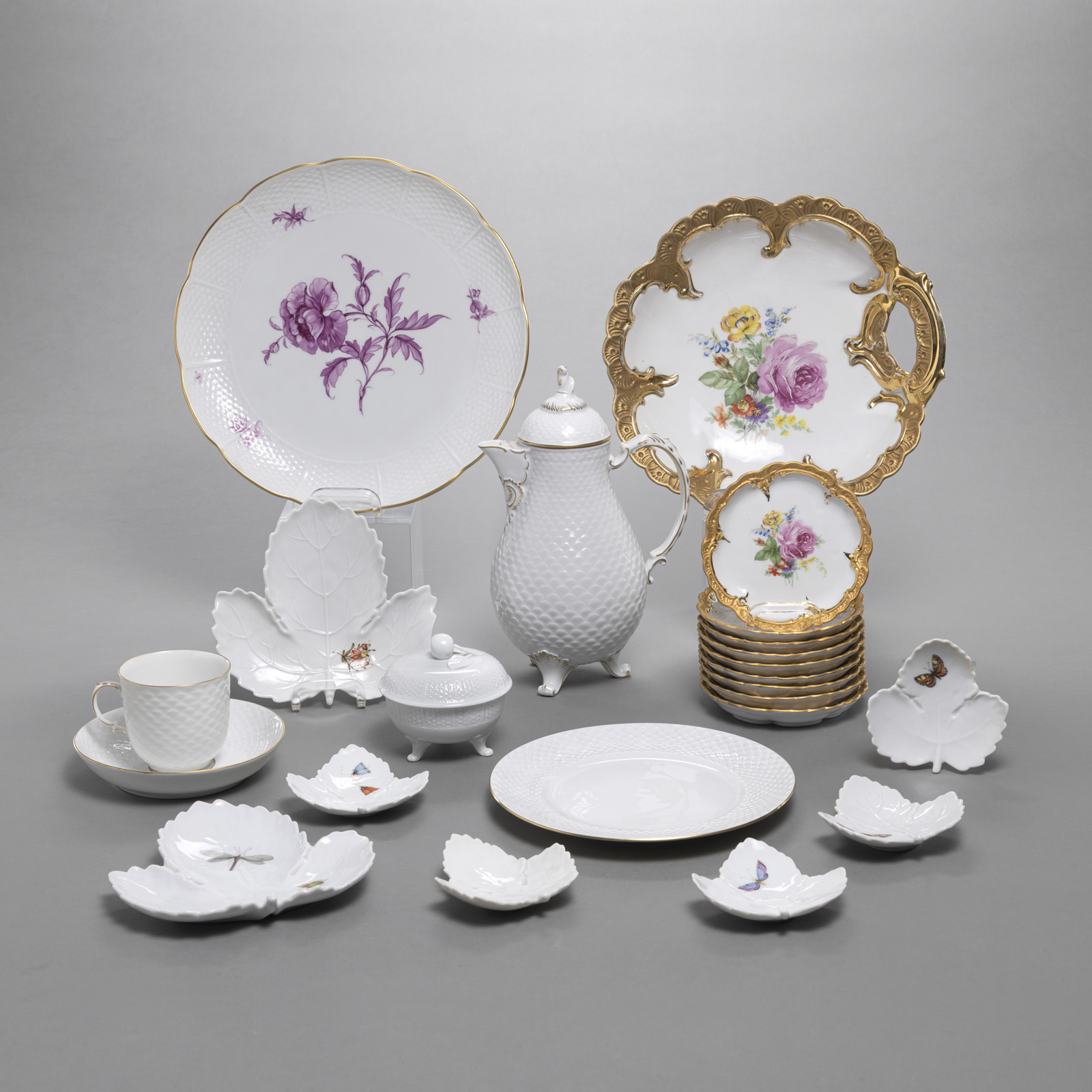 A MIXED LOT OF PORCELAIN ITEMS