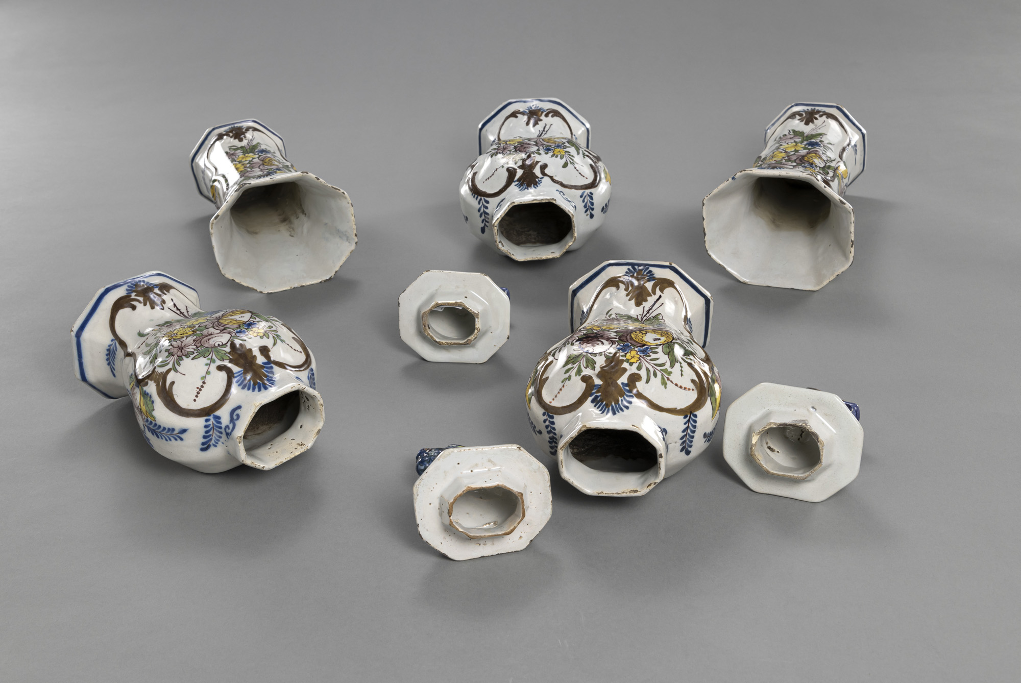 A SET OF 5 DELFT FAIENCE VASES - Image 4 of 5