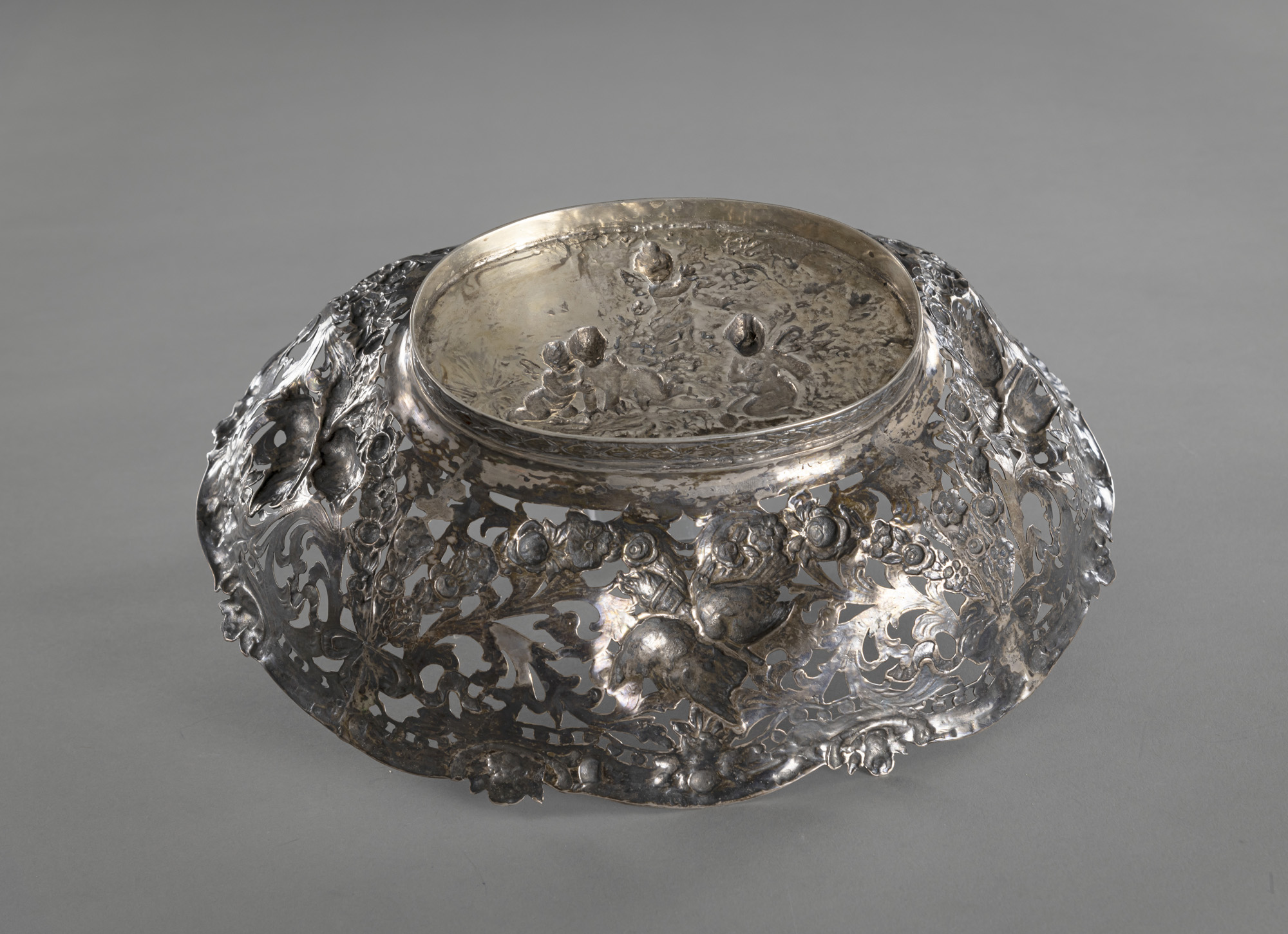 A GERMAN SILVER BASKET WITH PUTTI AND BIRD PATTERN - Image 5 of 5