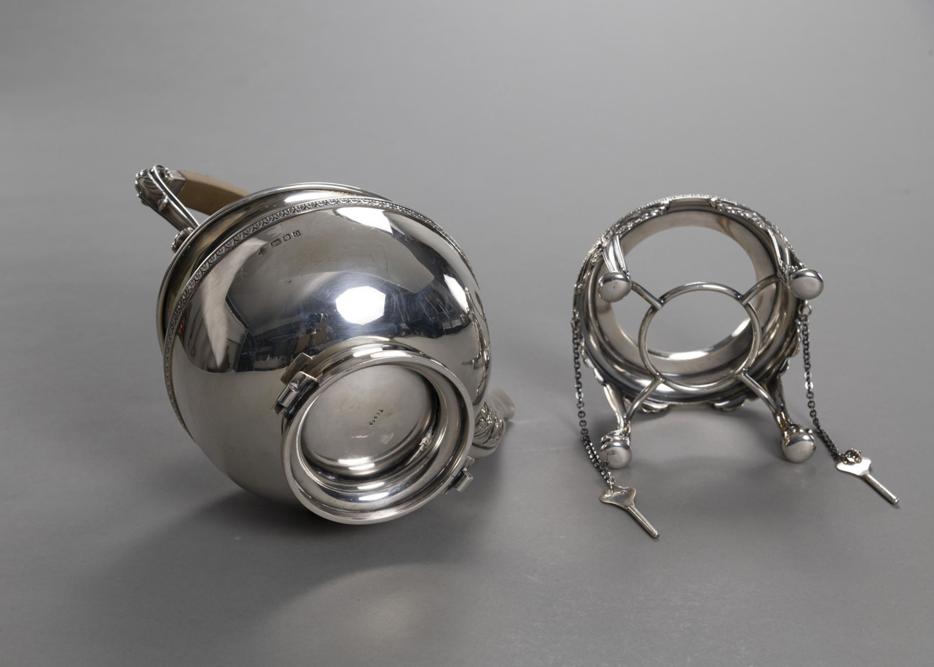 GEORGE V SILVER TEAPOT ON WARMER - Image 6 of 7