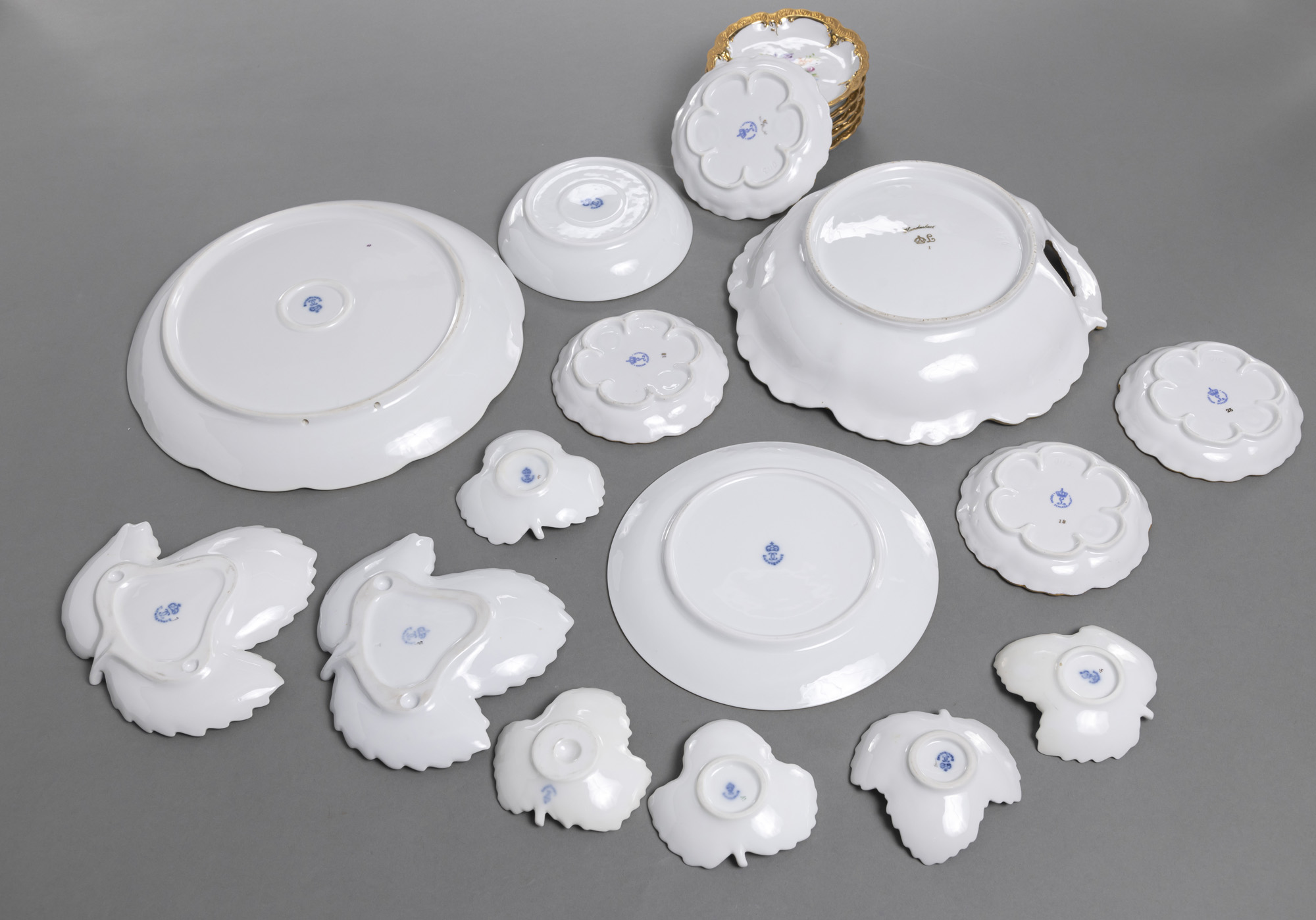 A MIXED LOT OF PORCELAIN ITEMS - Image 3 of 6