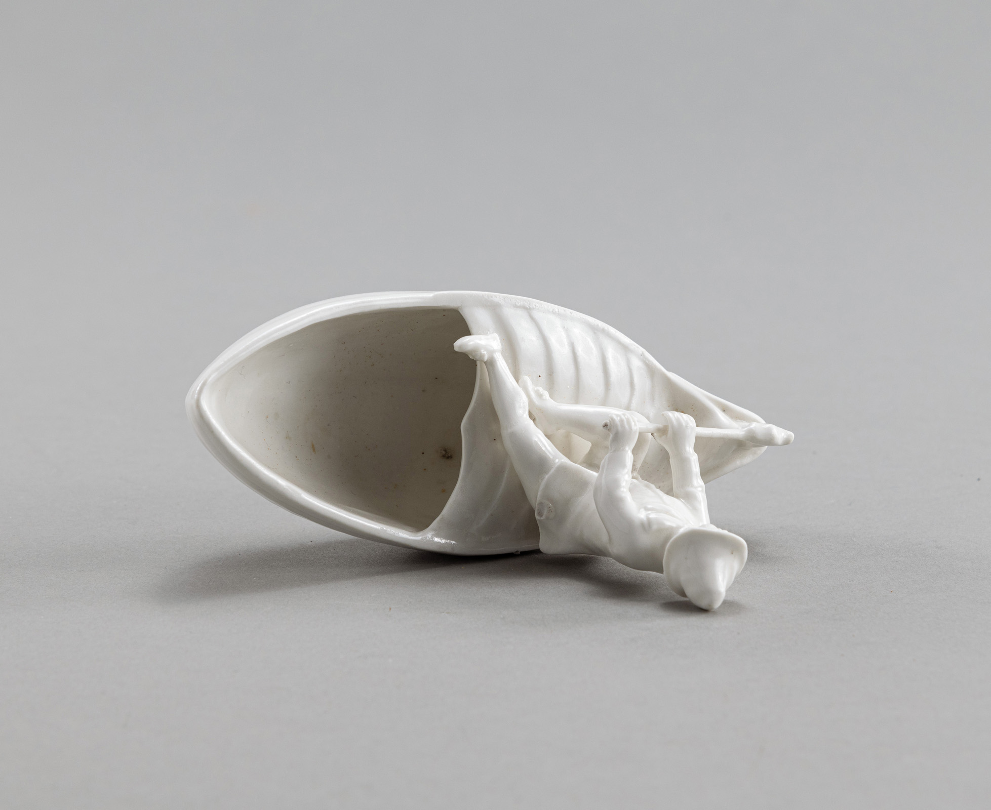 A GERMAN WHITE PORCELAIN SALT MODELLED AS A BOATMAN - Image 6 of 6