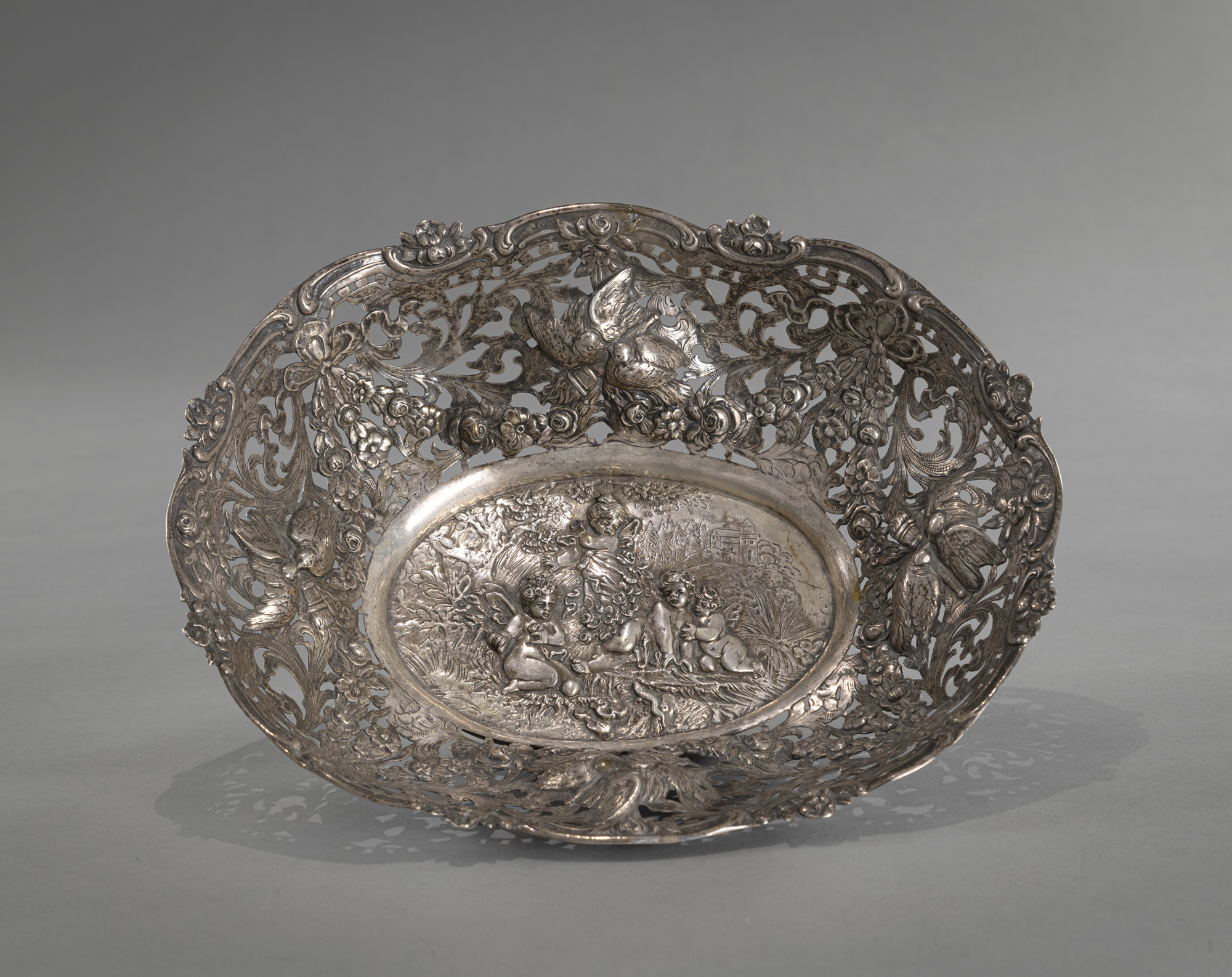 A GERMAN SILVER BASKET WITH PUTTI AND BIRD PATTERN - Image 4 of 5