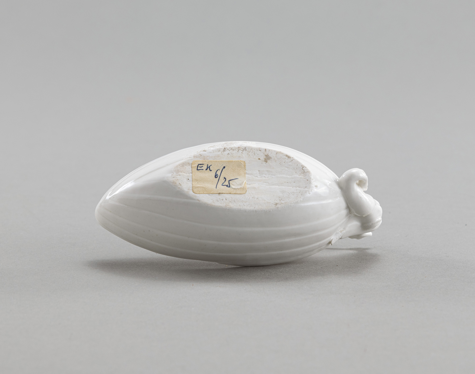 A GERMAN WHITE PORCELAIN SALT MODELLED AS A BOATMAN - Image 5 of 6