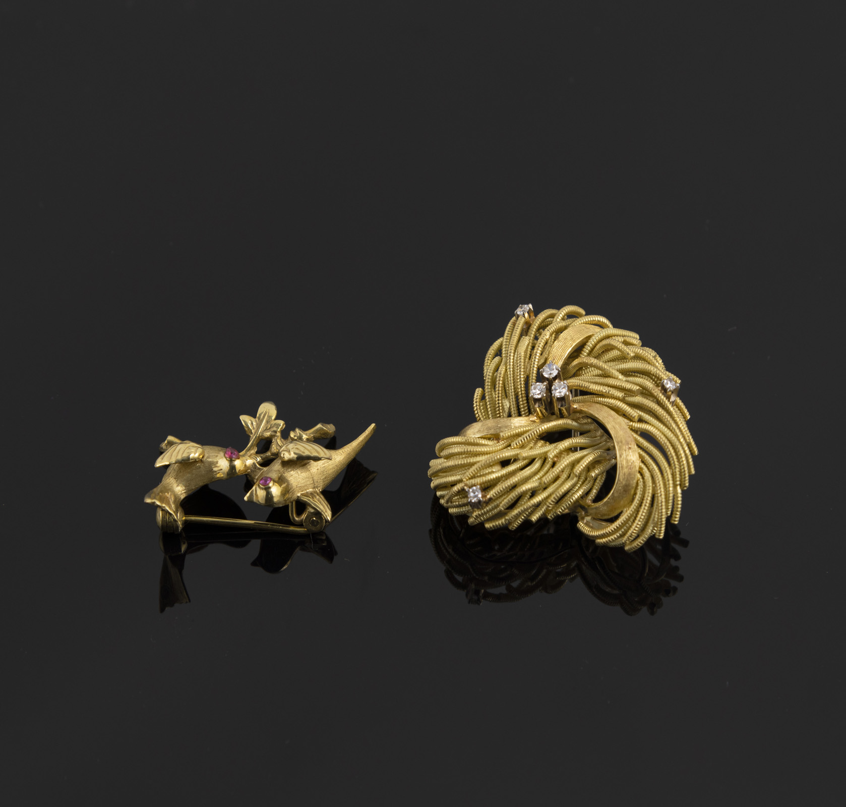 TWO GOLD BROOCHES - Image 2 of 3