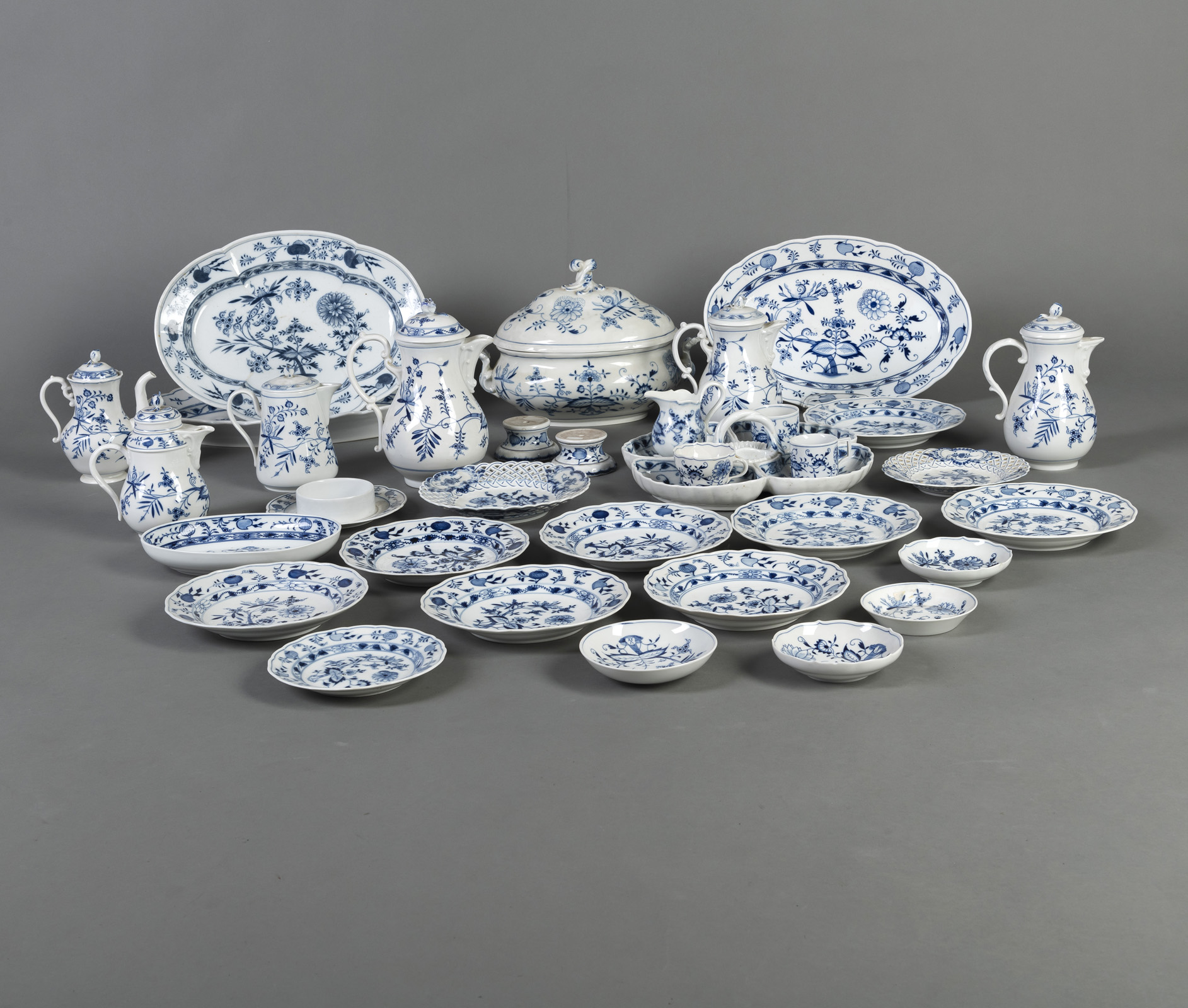 A MIXED LOT OF "ZWIEBELMUSTER" PORCELAIN - Image 2 of 5