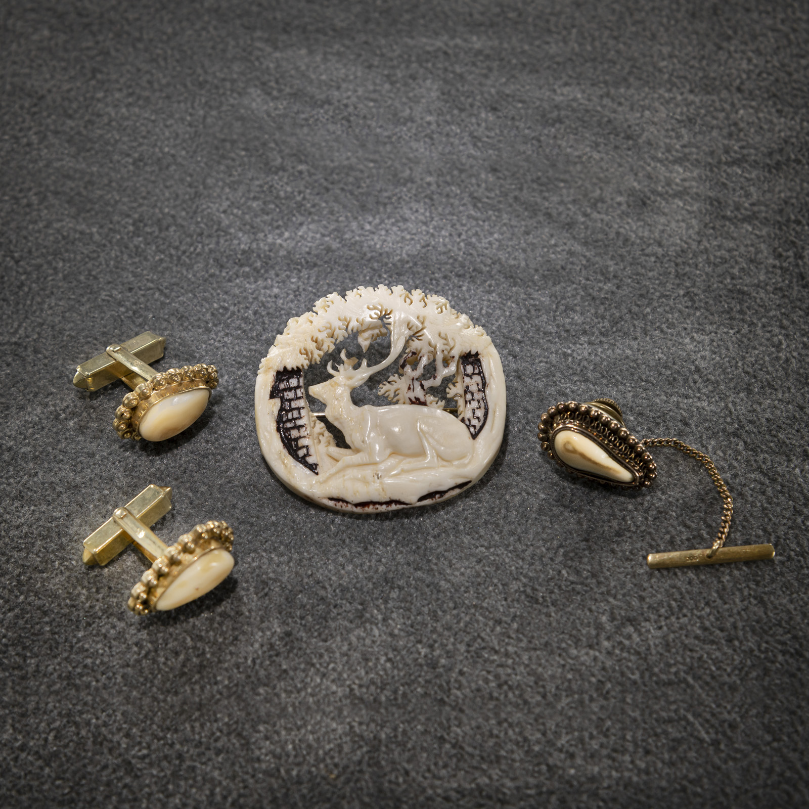 A CARVED BONE HUNTING BROOCH, A PAIR OF CUFF LINKS AND A STICK PIN