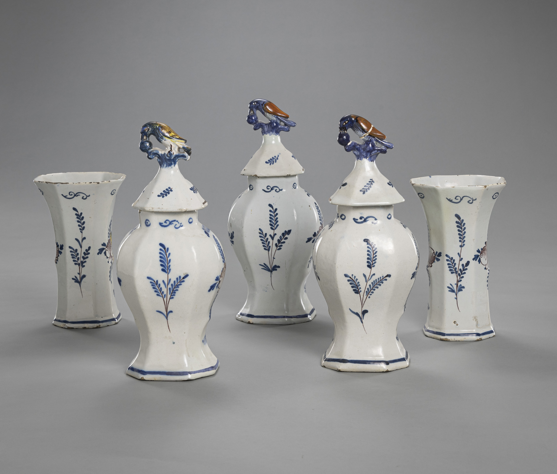 A SET OF 5 DELFT FAIENCE VASES - Image 3 of 5