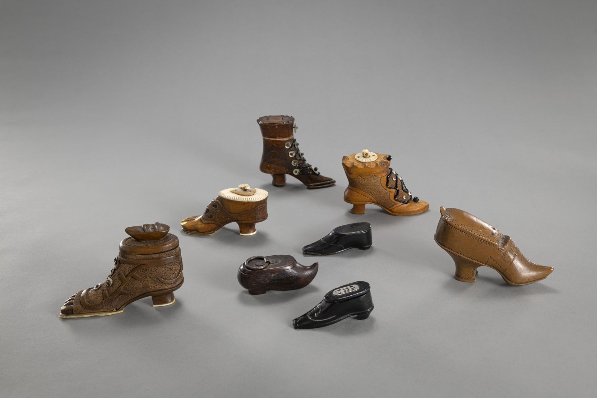 EIGHT SHOE SHAPED SNUFF BOXES - Image 2 of 4