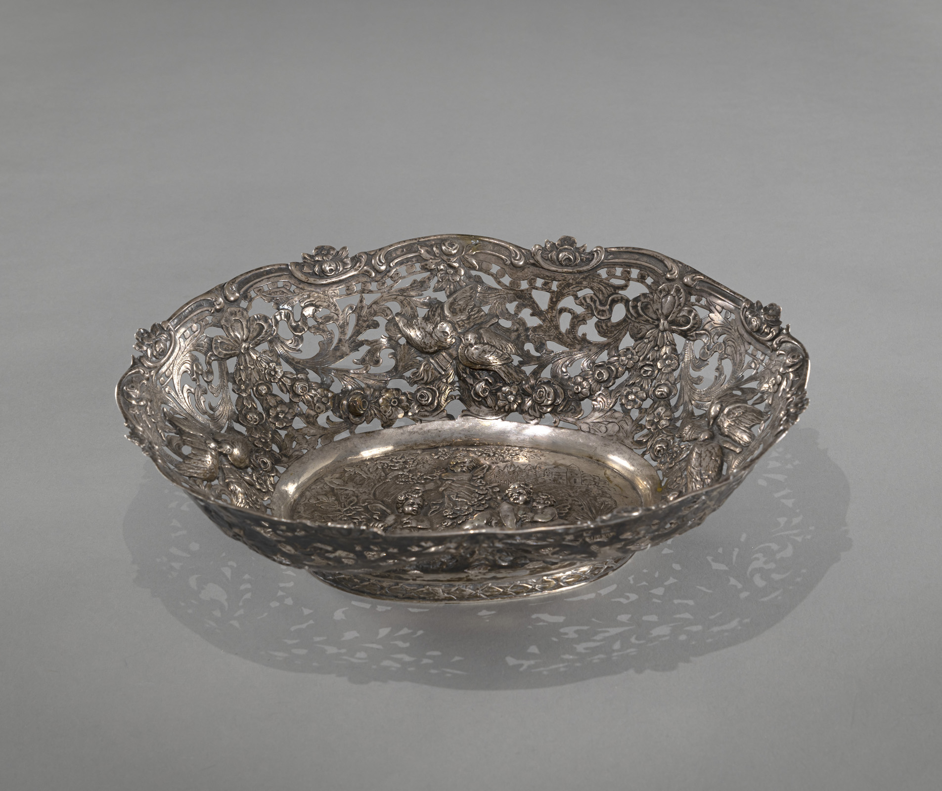 A GERMAN SILVER BASKET WITH PUTTI AND BIRD PATTERN - Image 2 of 5