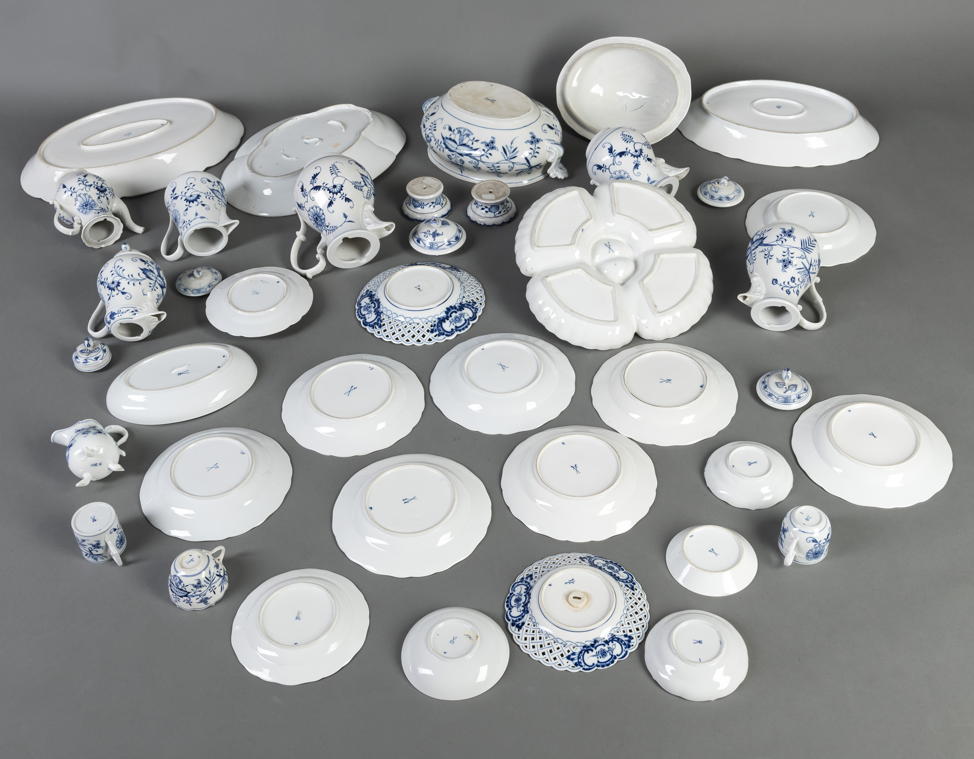 A MIXED LOT OF "ZWIEBELMUSTER" PORCELAIN - Image 5 of 5