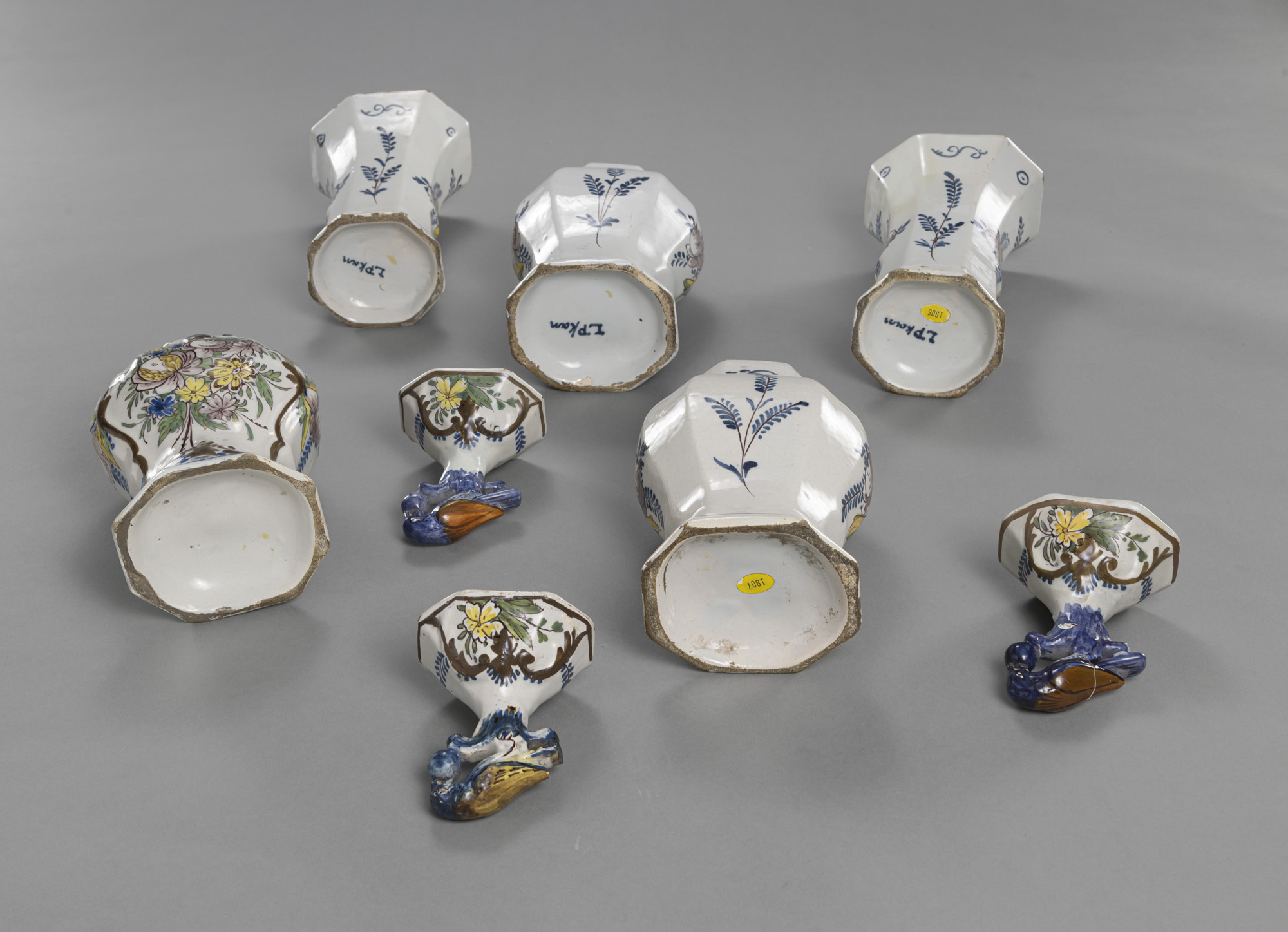 A SET OF 5 DELFT FAIENCE VASES - Image 5 of 5