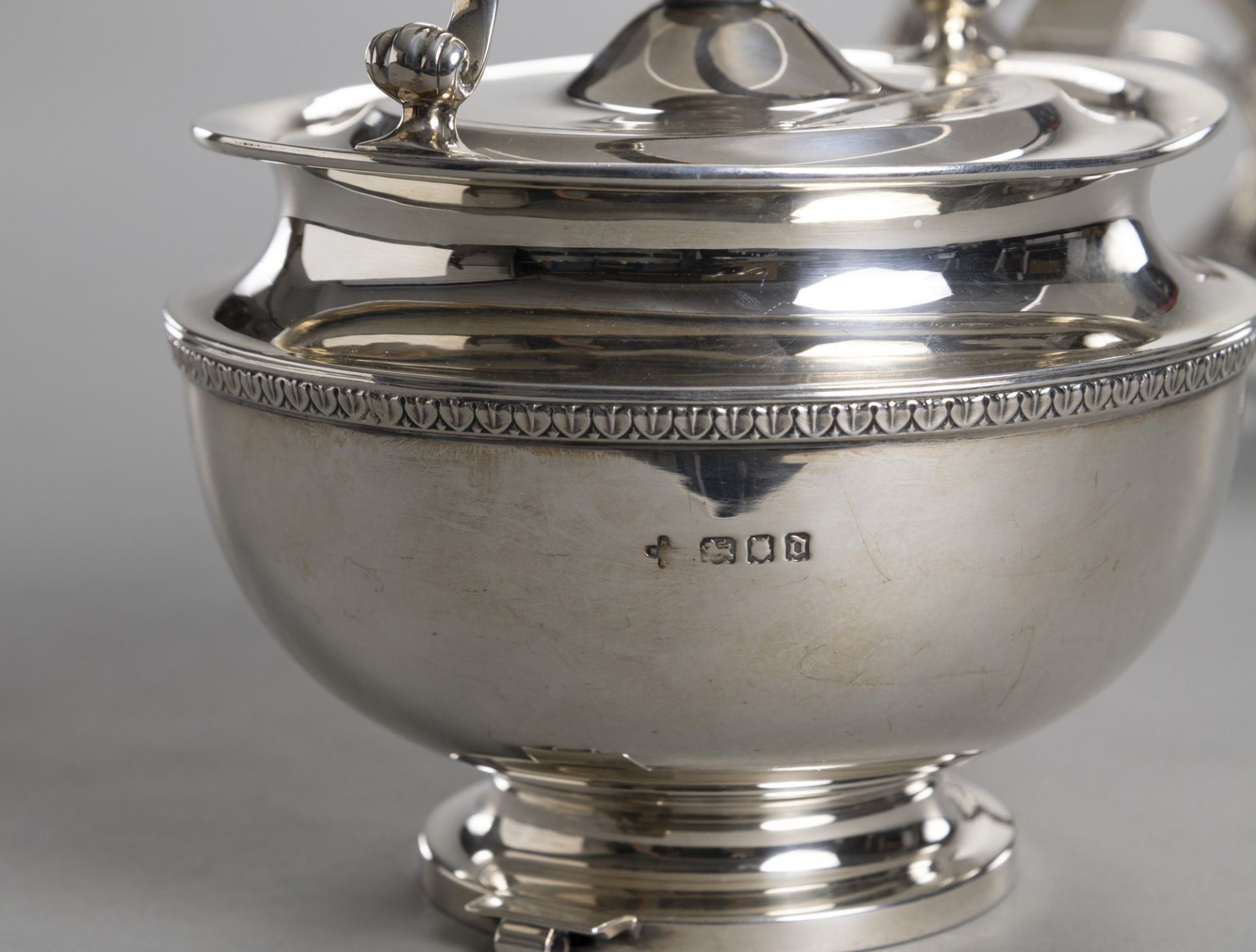 GEORGE V SILVER TEAPOT ON WARMER - Image 7 of 7