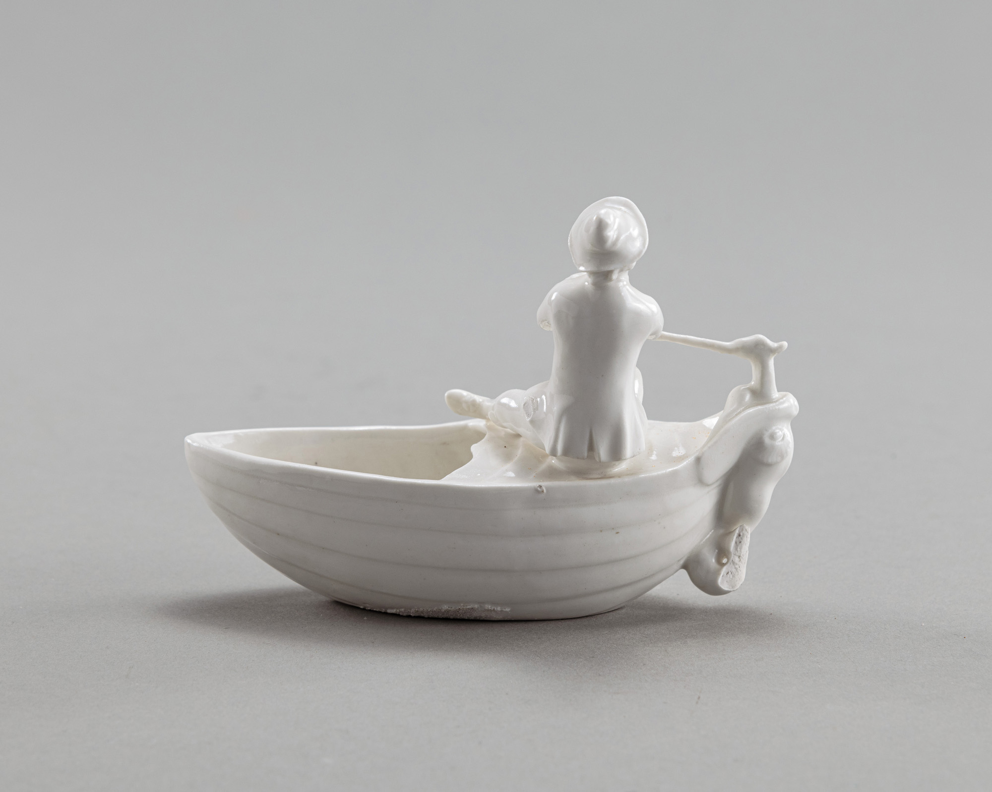 A GERMAN WHITE PORCELAIN SALT MODELLED AS A BOATMAN - Image 4 of 6