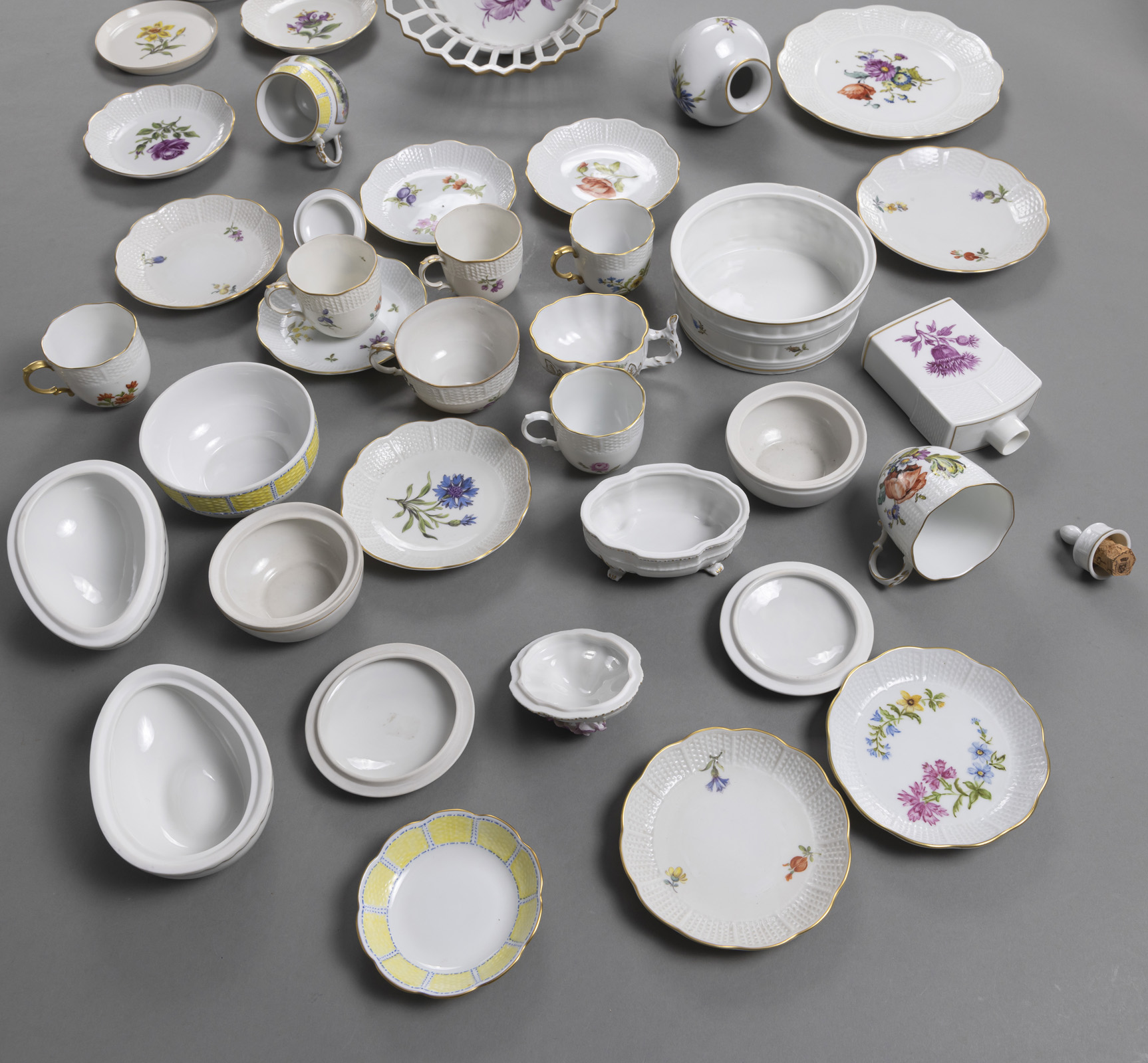 A MIXED LOT OF LUWIGSBURG PORCELAIN PIECES - Image 3 of 6