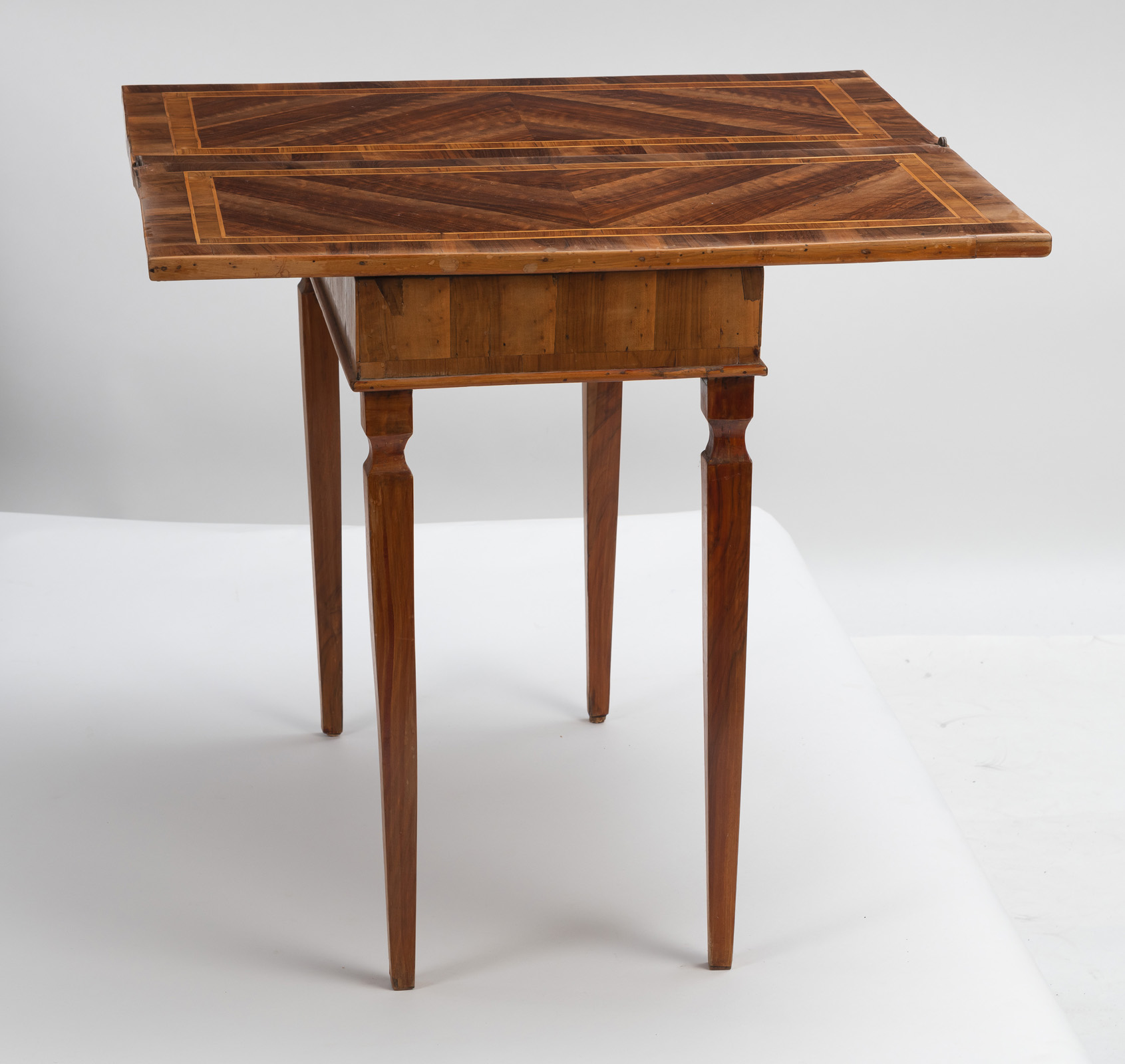 A SMALL WALNUT OCCASIONAL TABLE - Image 2 of 4