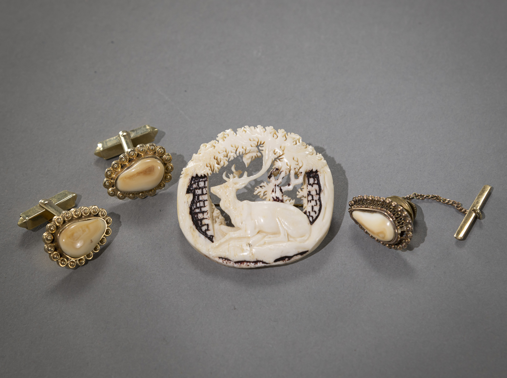 A CARVED BONE HUNTING BROOCH, A PAIR OF CUFF LINKS AND A STICK PIN - Image 2 of 3
