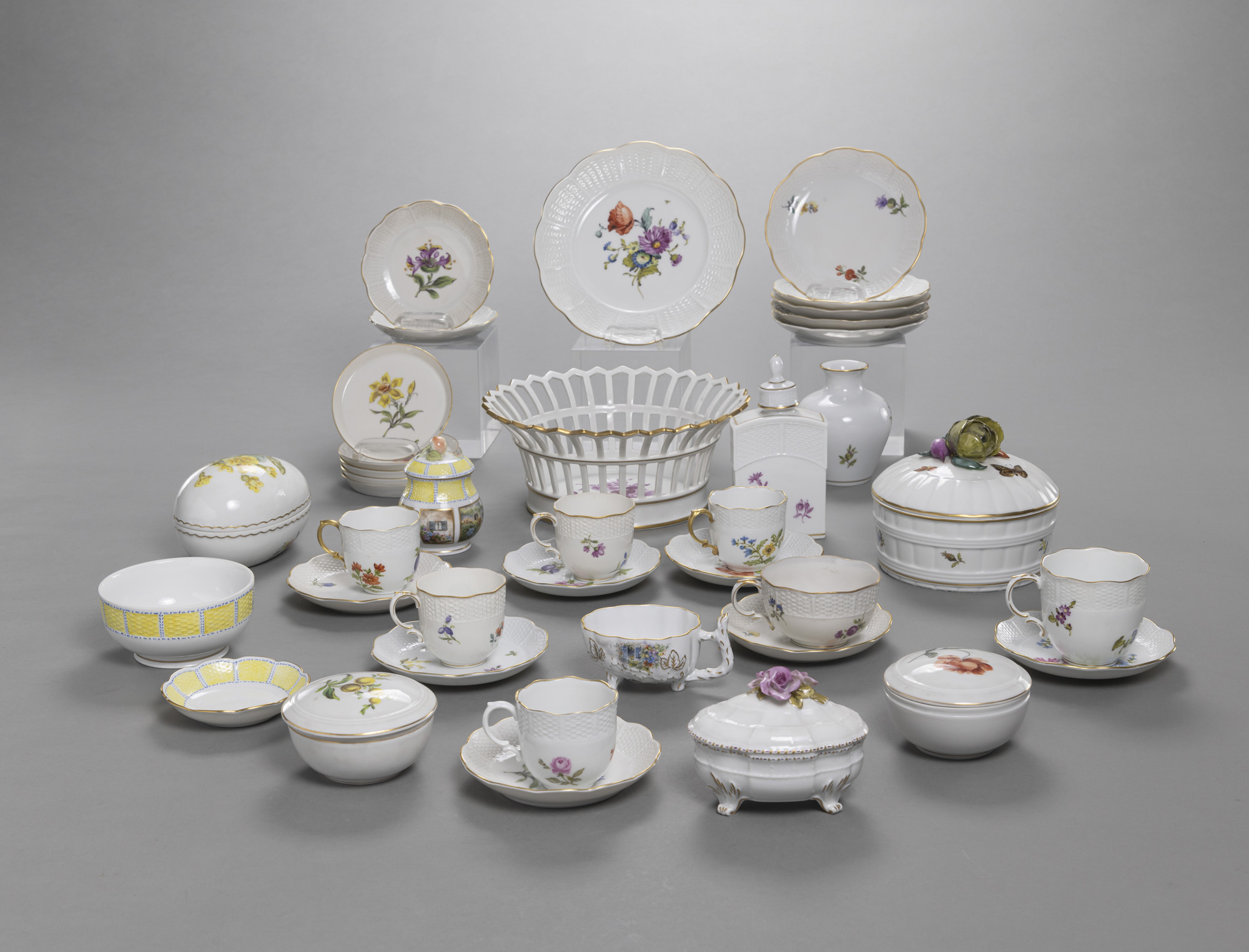 A MIXED LOT OF LUWIGSBURG PORCELAIN PIECES - Image 2 of 6