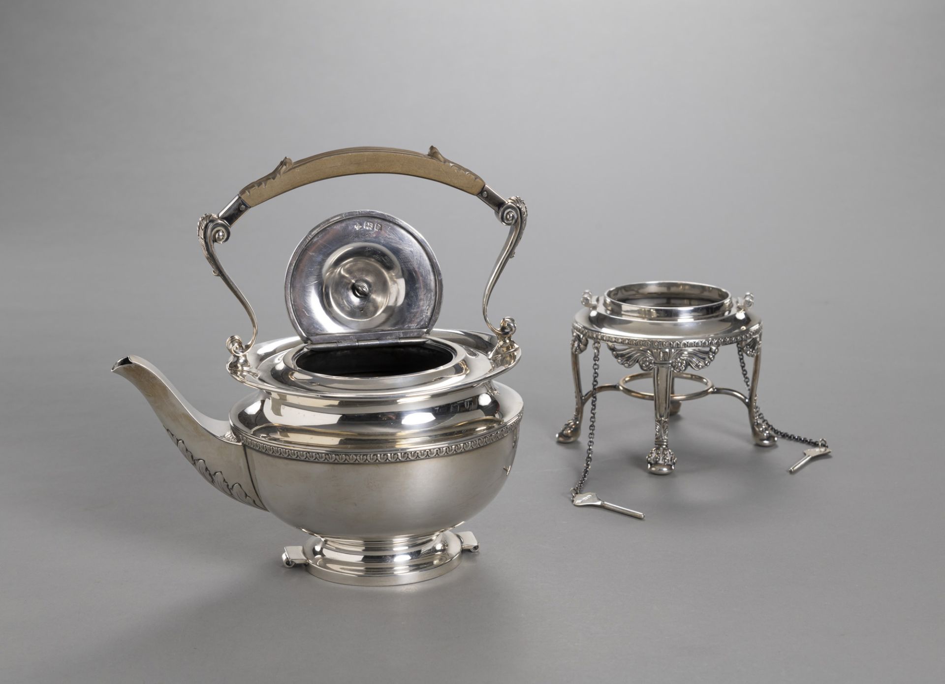 GEORGE V SILVER TEAPOT ON WARMER - Image 3 of 7