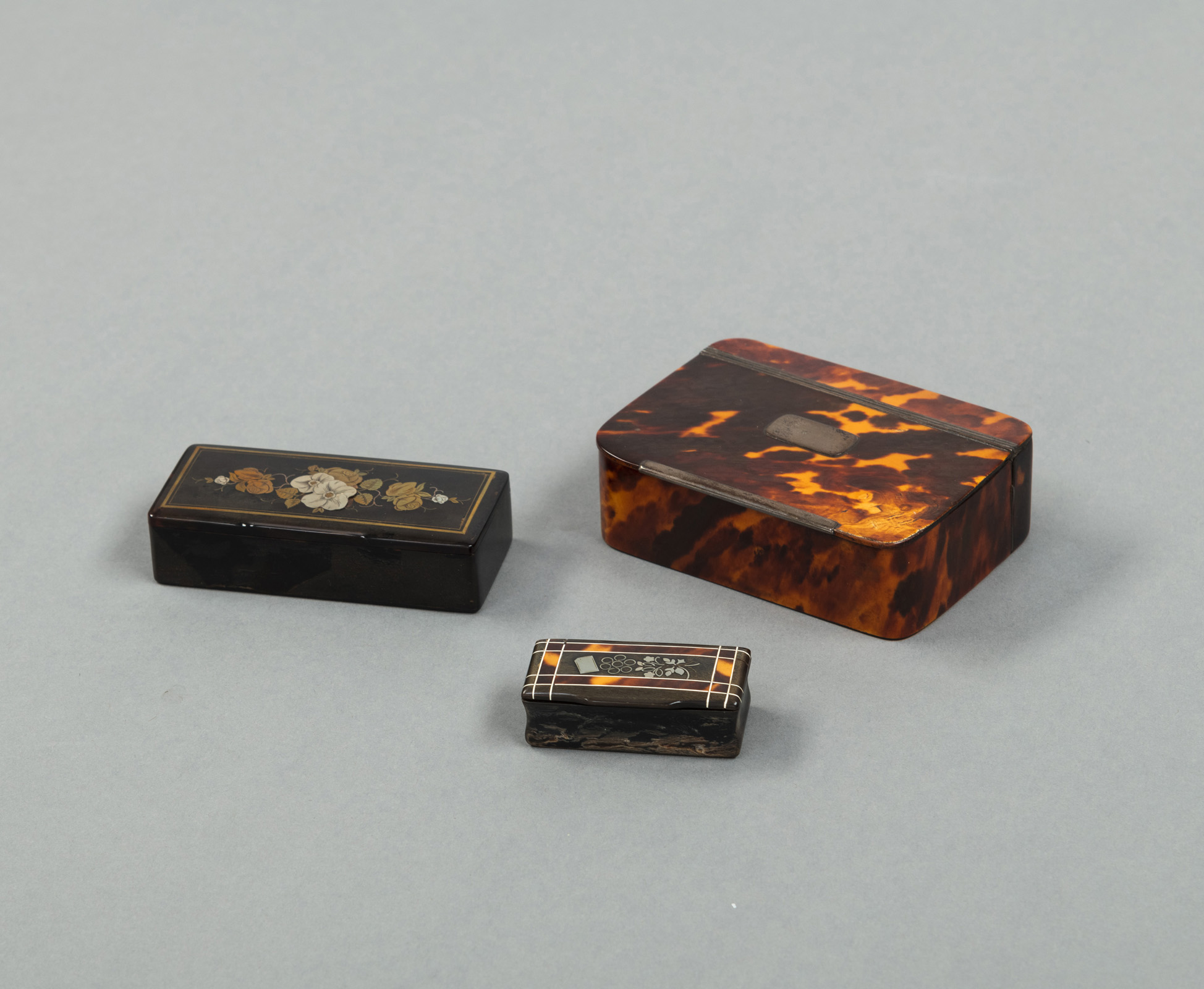 THREE HORN AND TORTOISE SHELL SNUFF BOXES