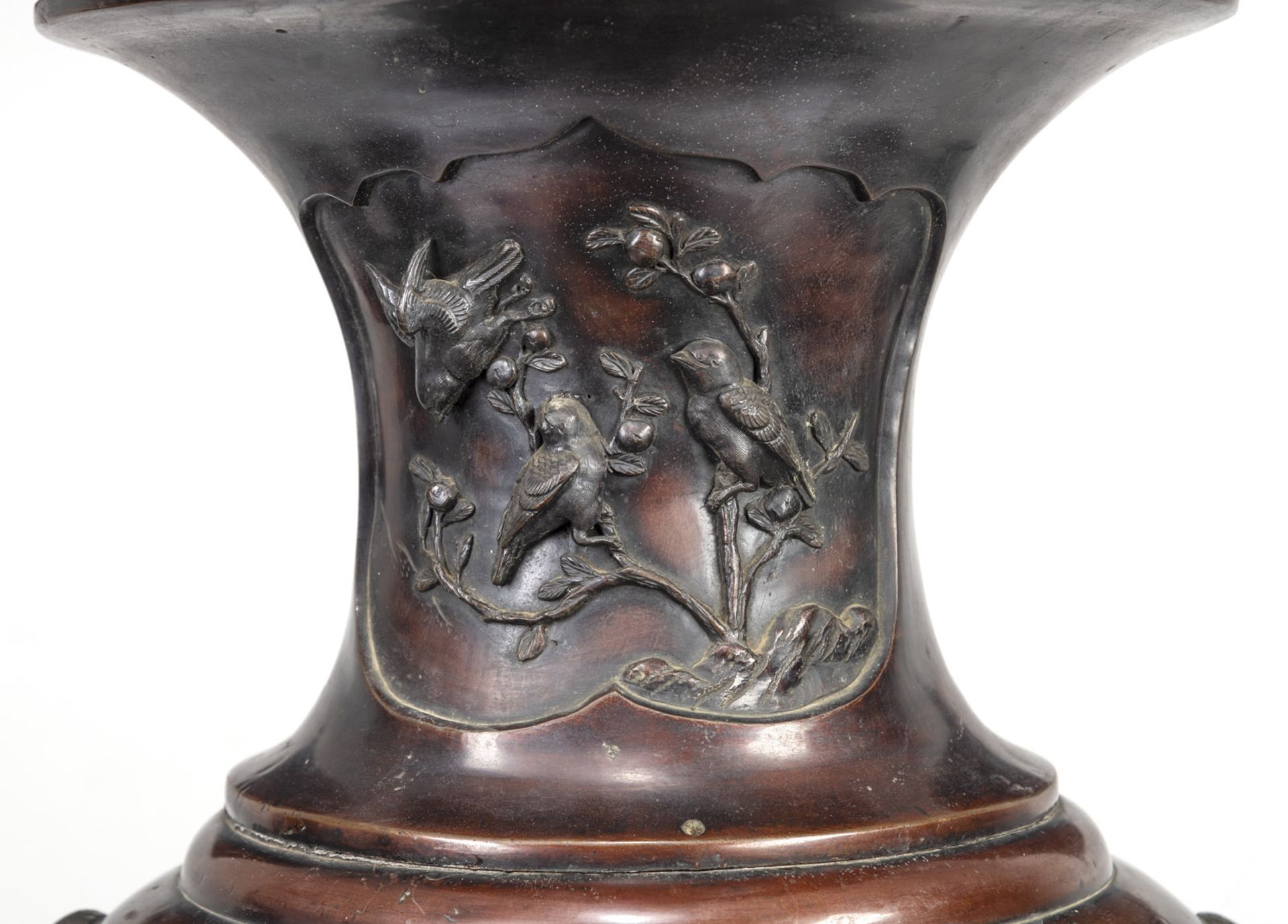 A LARGE BRONZE VASE WITH TWO BAKU HEAD HANDLES AND RESERVES DEPICTING FLOWERS AND BIRD IN RELIEF ON - Image 2 of 8
