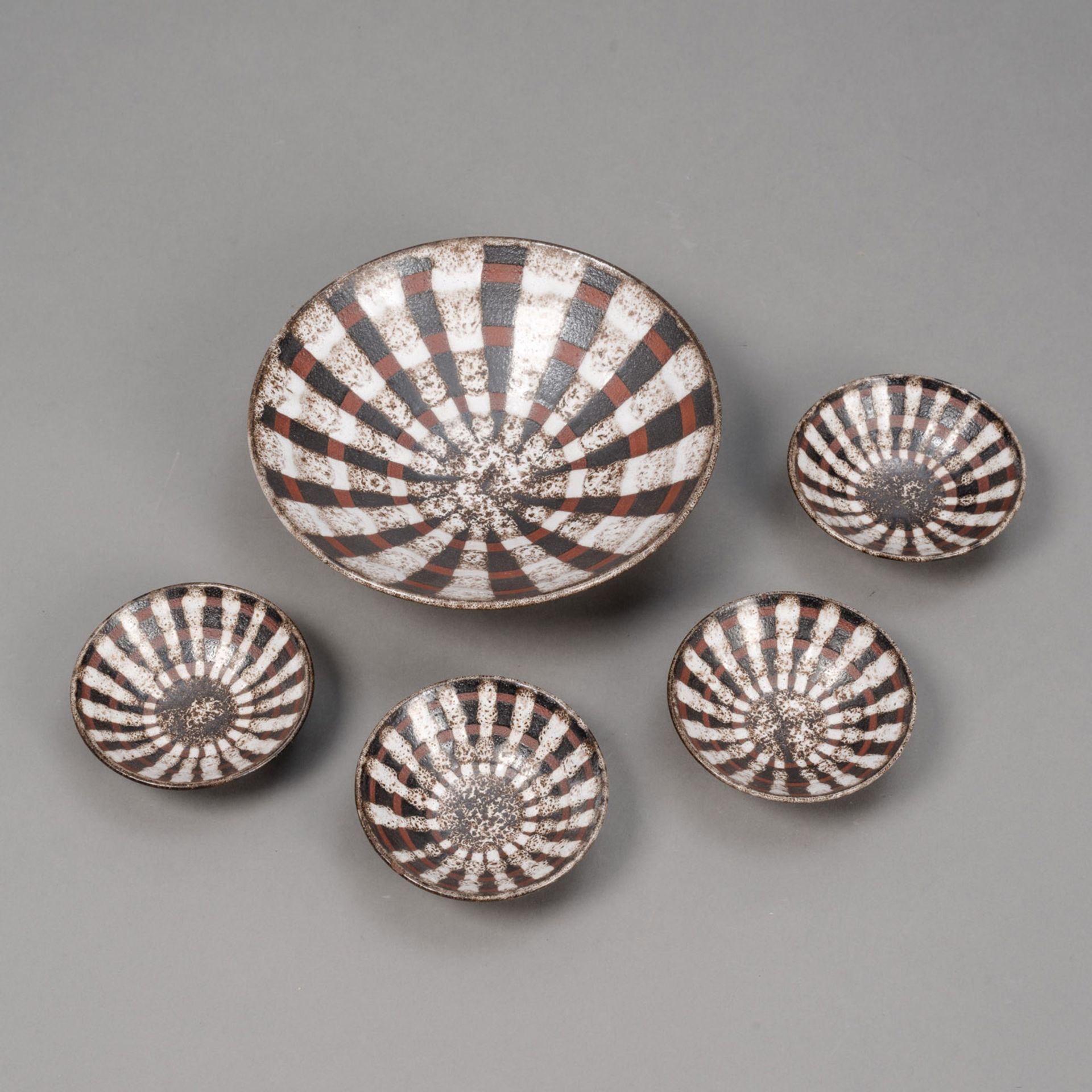 ERRATUM: GROUP OF FOUR SMALL AND ONE LARGE CERAMIC BOWLS FROM THE HAMBURG WORKSHOP OF MONIKA MAETZE