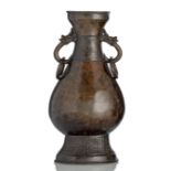 Gebauchte Vase aus Bronze mit zwei seitlichen Handhaben und losen Ringhenkeln