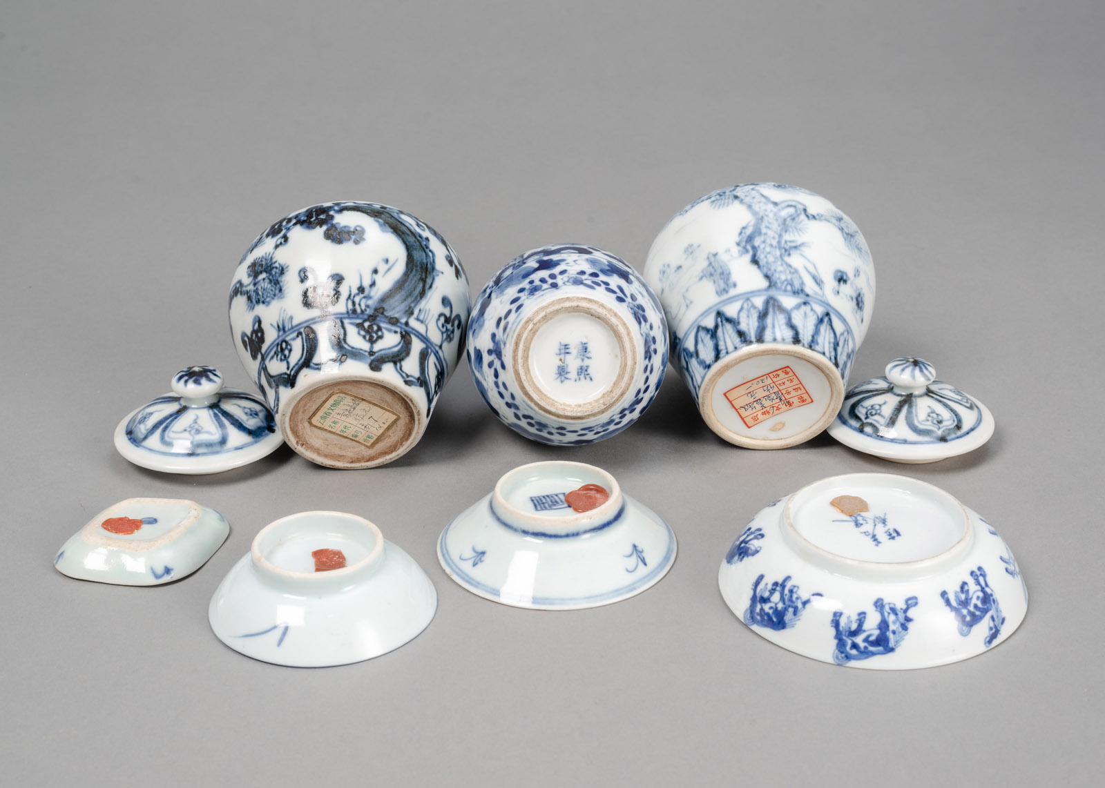 A GROUP OF BLUE AND WHITE PORCELAIN PIECES, E.G. TWO LIDDED VASES, ONE 'HULUPING', A HORSES DISH - Image 3 of 3