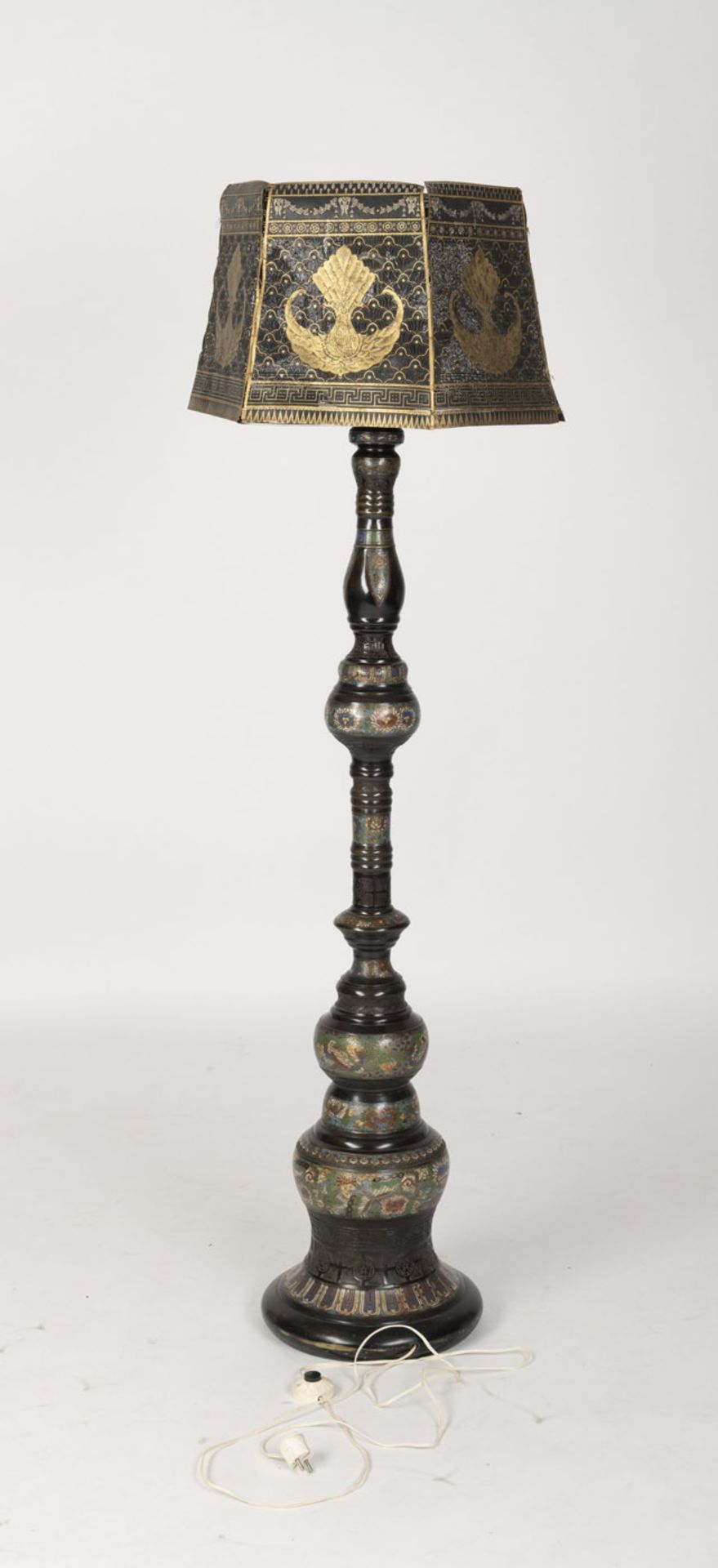 Große Cloisonné-Säule als Lampenfuß mit Vogel- und Blumendekor, dazu durchbrochener Lampenschirm - Bild 2 aus 3