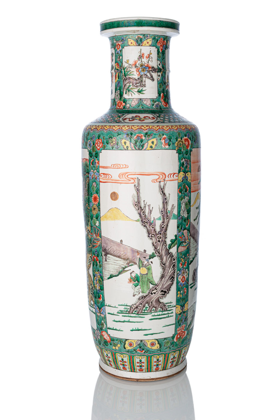 A LARGE 'FAMILLE VERTE' ROULEAU PORCELAIN VASE PAINTED WITH FIGURAL SCENES - Image 4 of 4