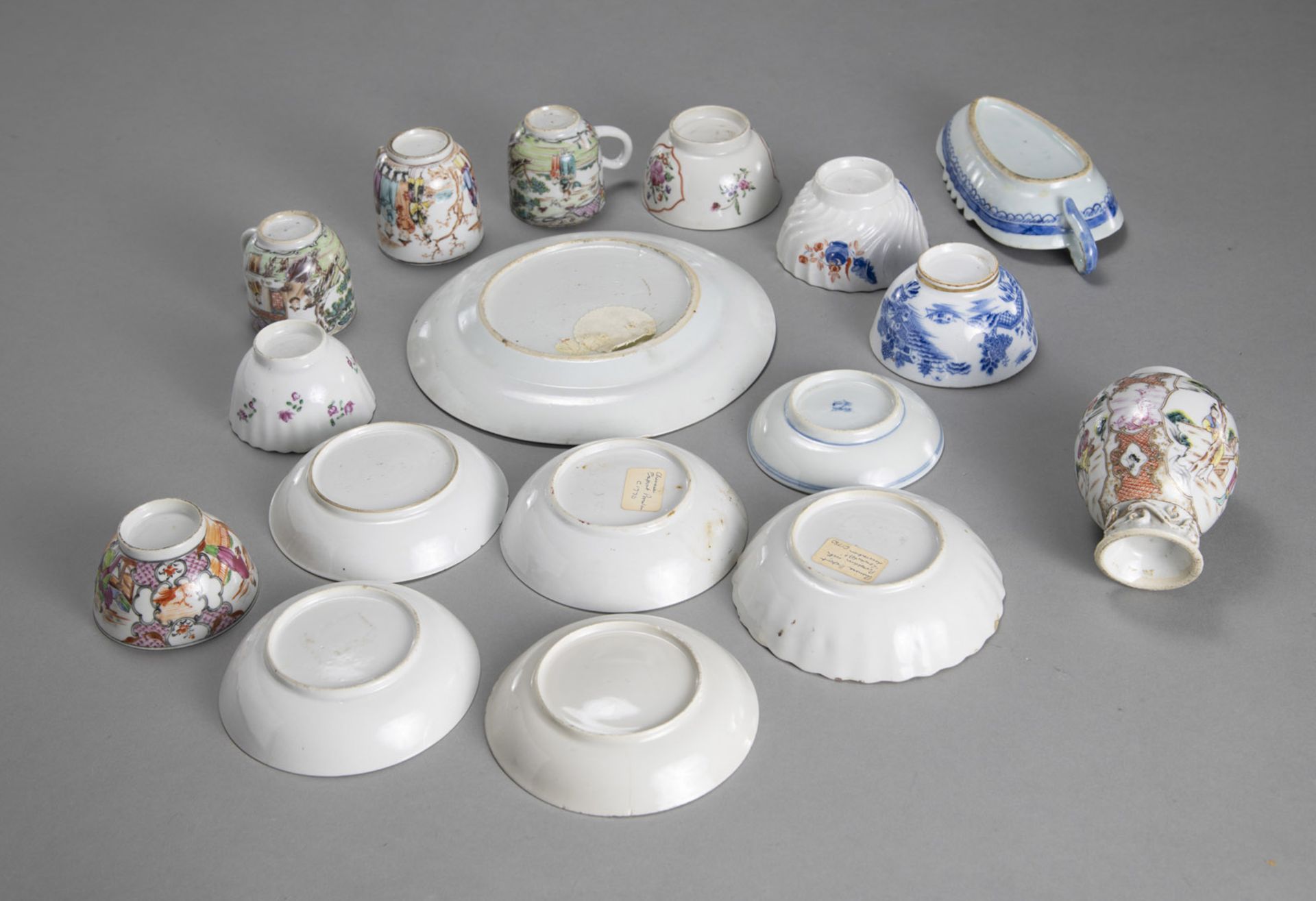 A GROUP OF EXPORT PORCELAIN DISHES AND CUPS - Image 2 of 4