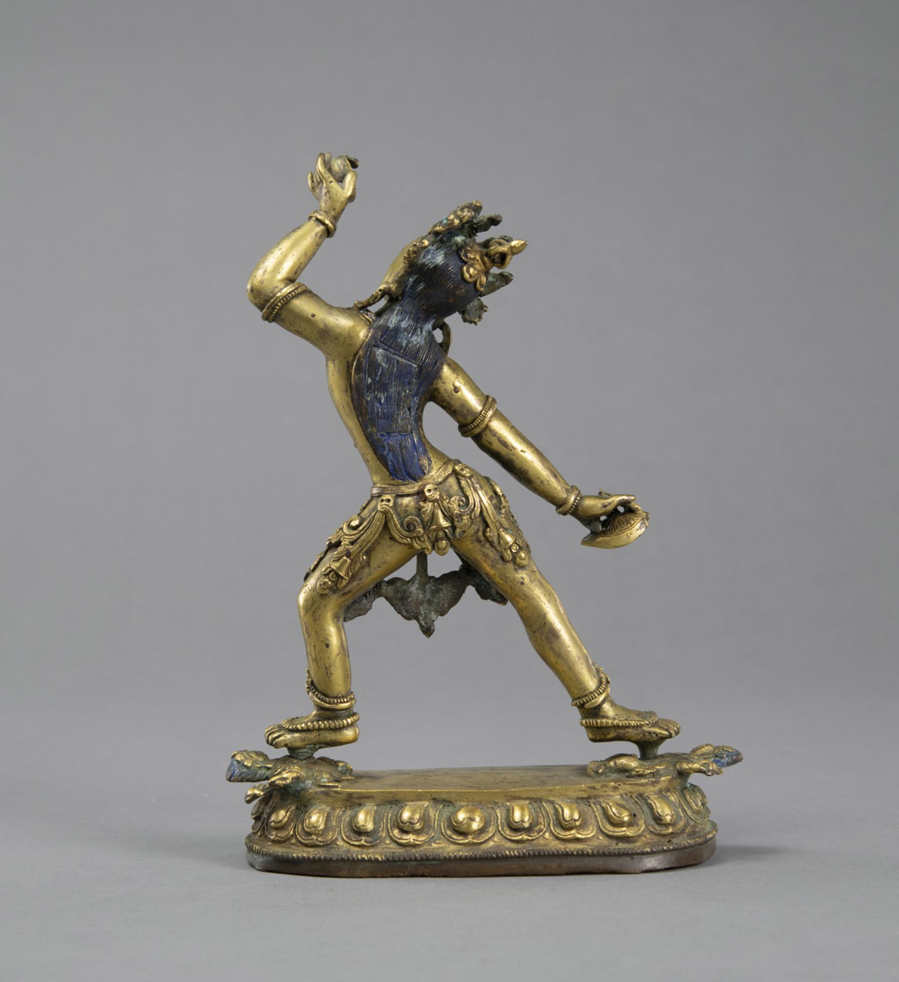 A GILT BRONZE STANDING DAKINI WITH KAPALA AND KATRIKA ON A LOTUS BASE - Image 4 of 5