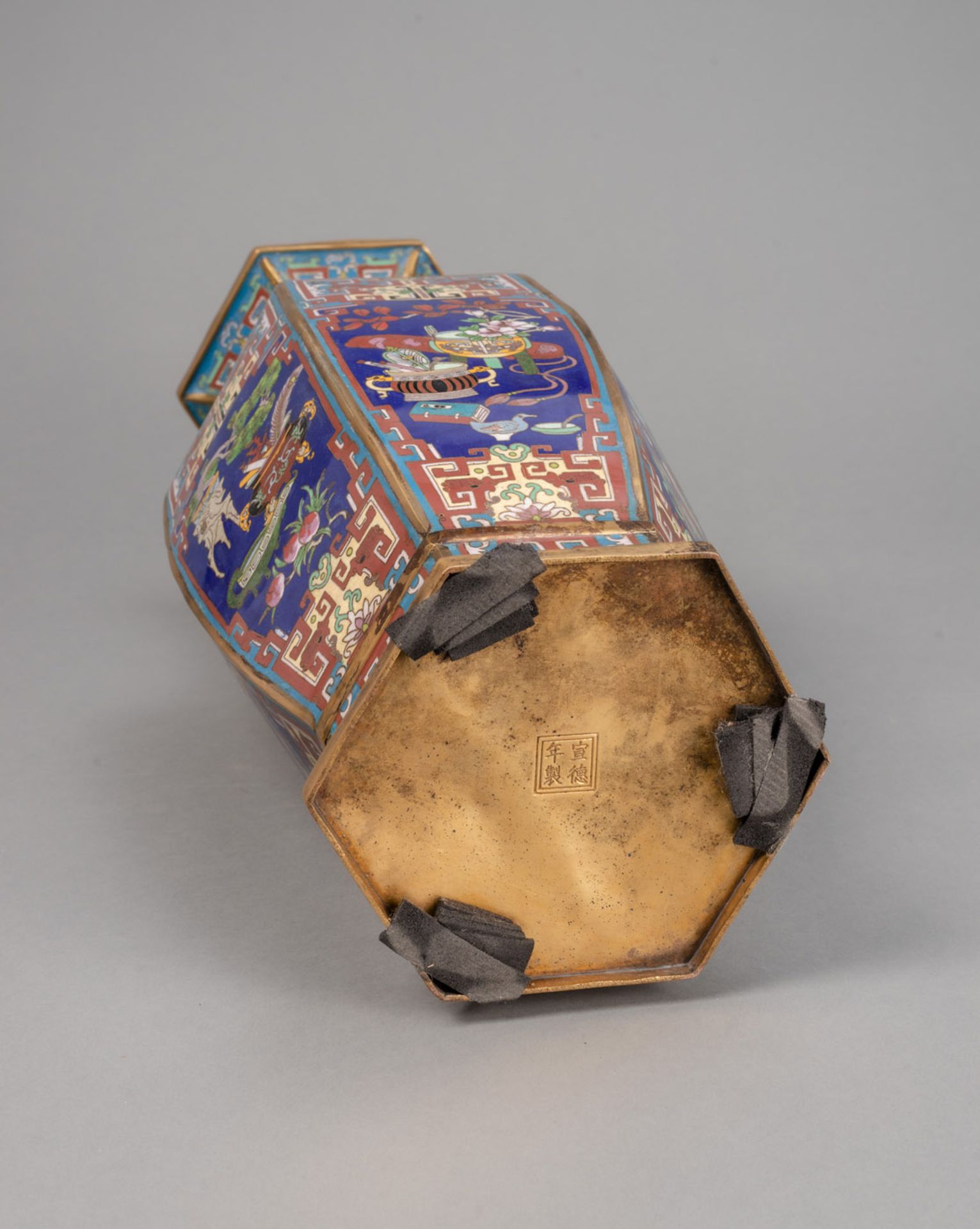 Hexagonale Cloisonné-Vase mit Antiquitätendekor - Bild 4 aus 4