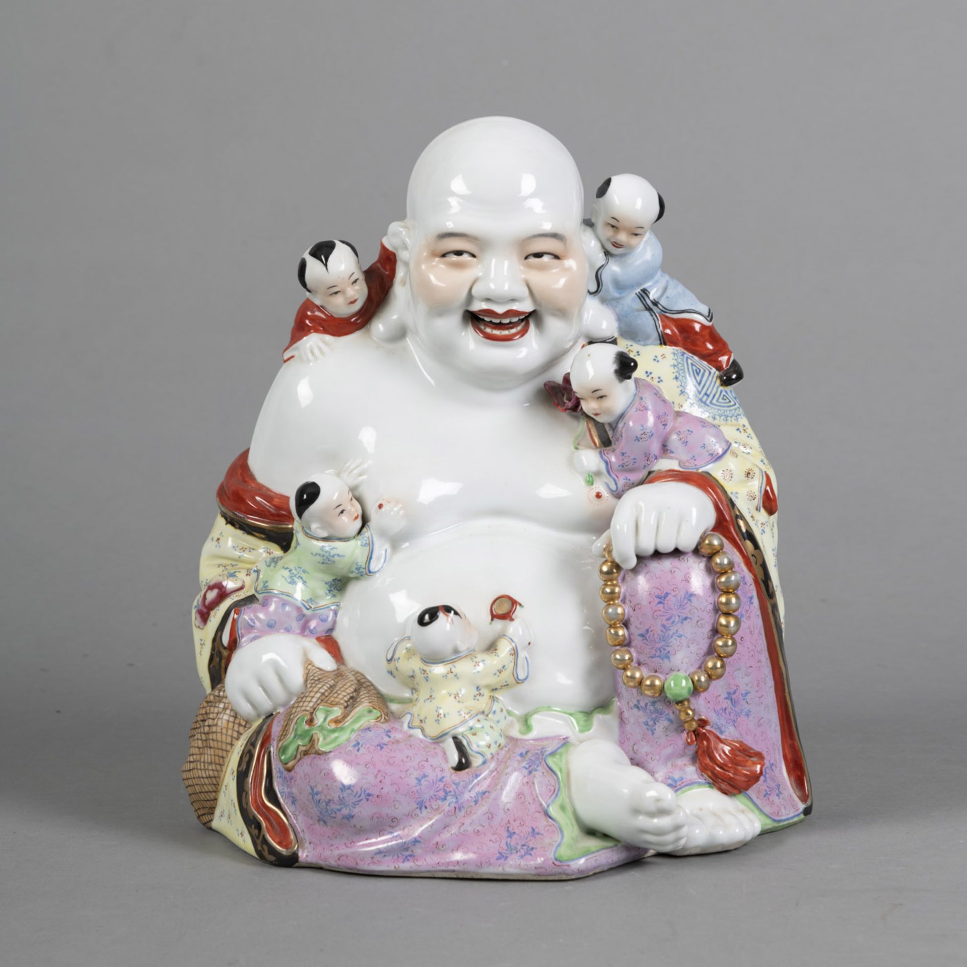 'Famille rose'-Porzellanfigur des Budai mit fünf Knaben