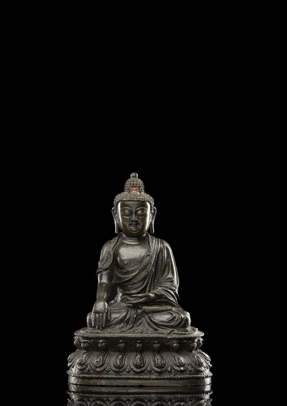 A FINE BRONZE FIGURE OF SEATED BUDDHA SHAKYAMUNI ON A LOTUS THRONE