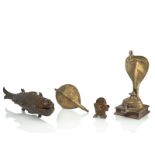 Fünf Bronzen: Schrein des Jain Tirthankara, eine Kobra auf Stand, Behälter in Fischform und ein Orn