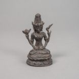 Bronzefigur einer dreigesichtigen Gottheit