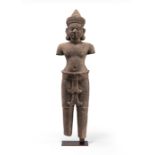 Bedeutende Skulptur eines Dvarapala aus Sandstein