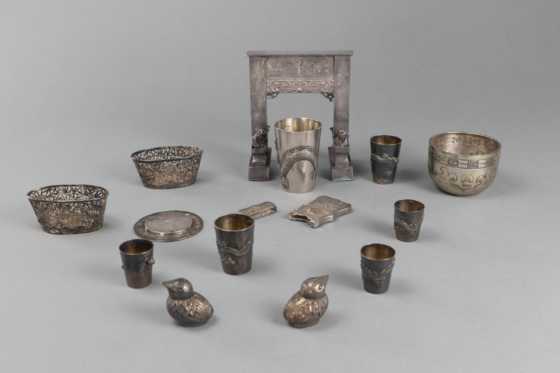 Konvolut Silberarbeiten: sechs kleine Becher, Schale, zwei kleine Körbchen, Untersetzer, Visitenkar - Bild 2 aus 7
