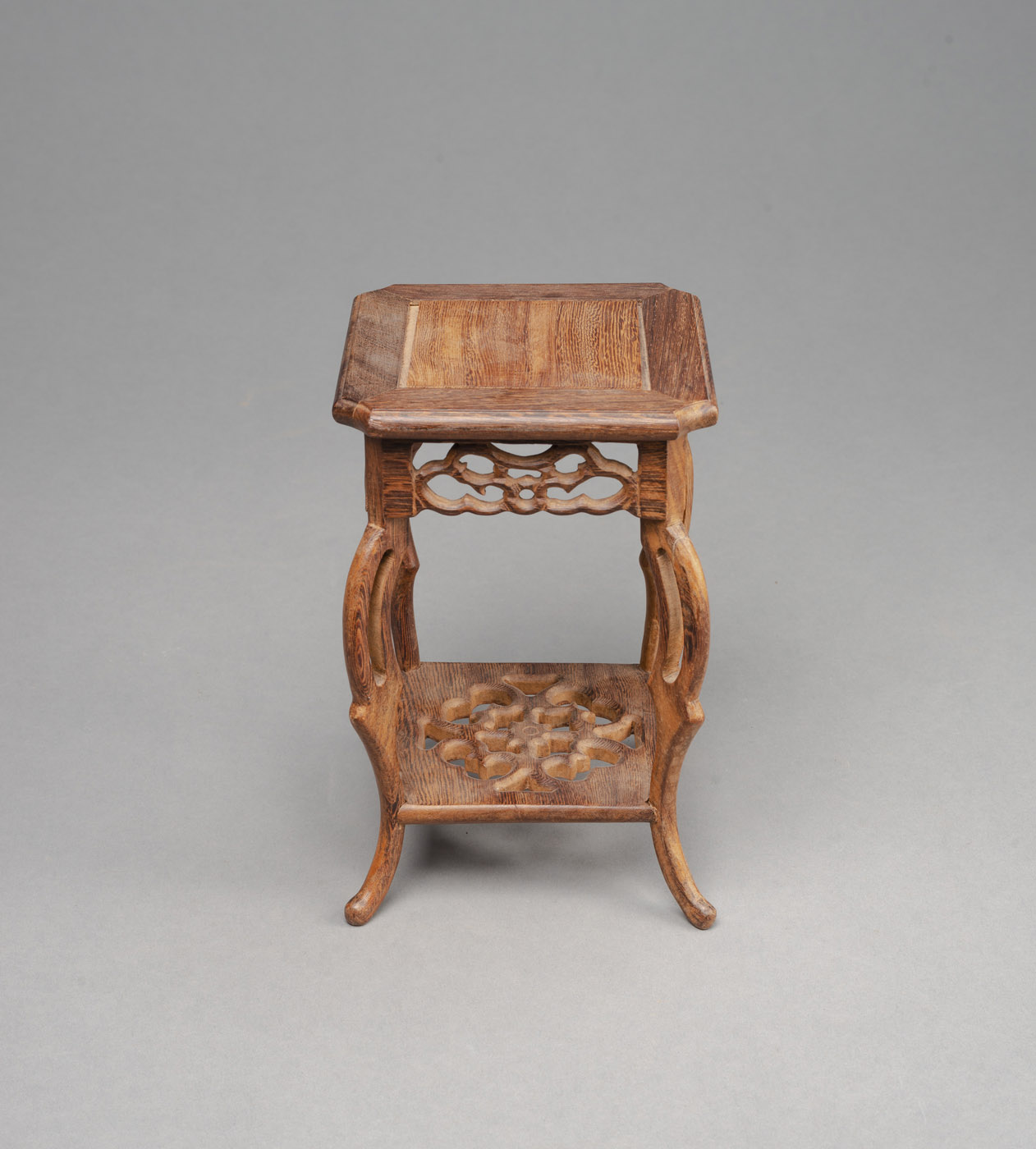 A SMALL SQUARE WOOD VASE STAND - Image 2 of 4