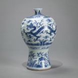 Porzellanvase in 'meiping'-Form mit blau-weißem Dekor eines Drachen und Phönix sowie Pferden