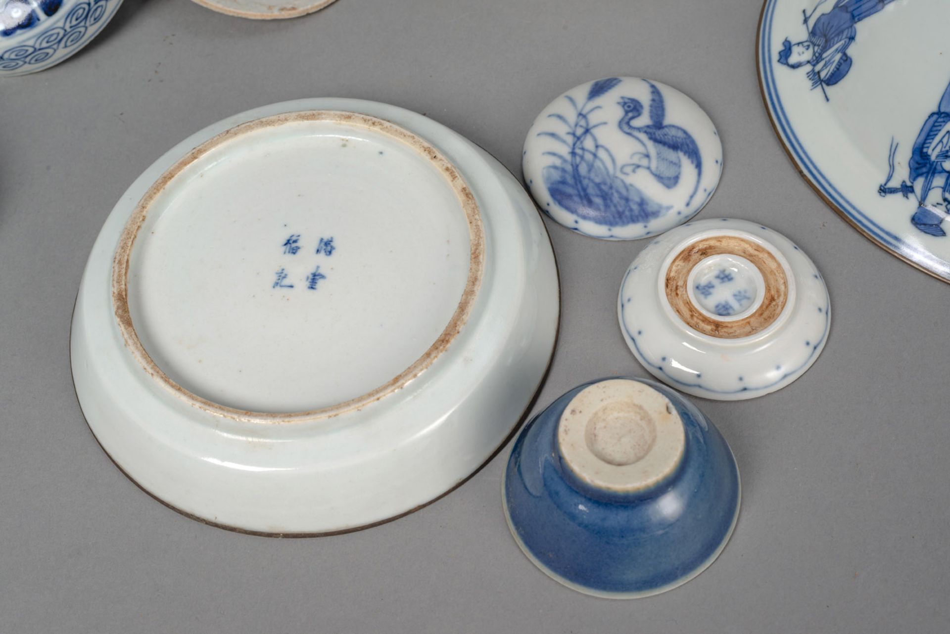 Gruppe unterglasurblau dekorierte Porzellane: Vier Deckeldosen, drei Schalen, eine Teedose und ein - Bild 4 aus 4