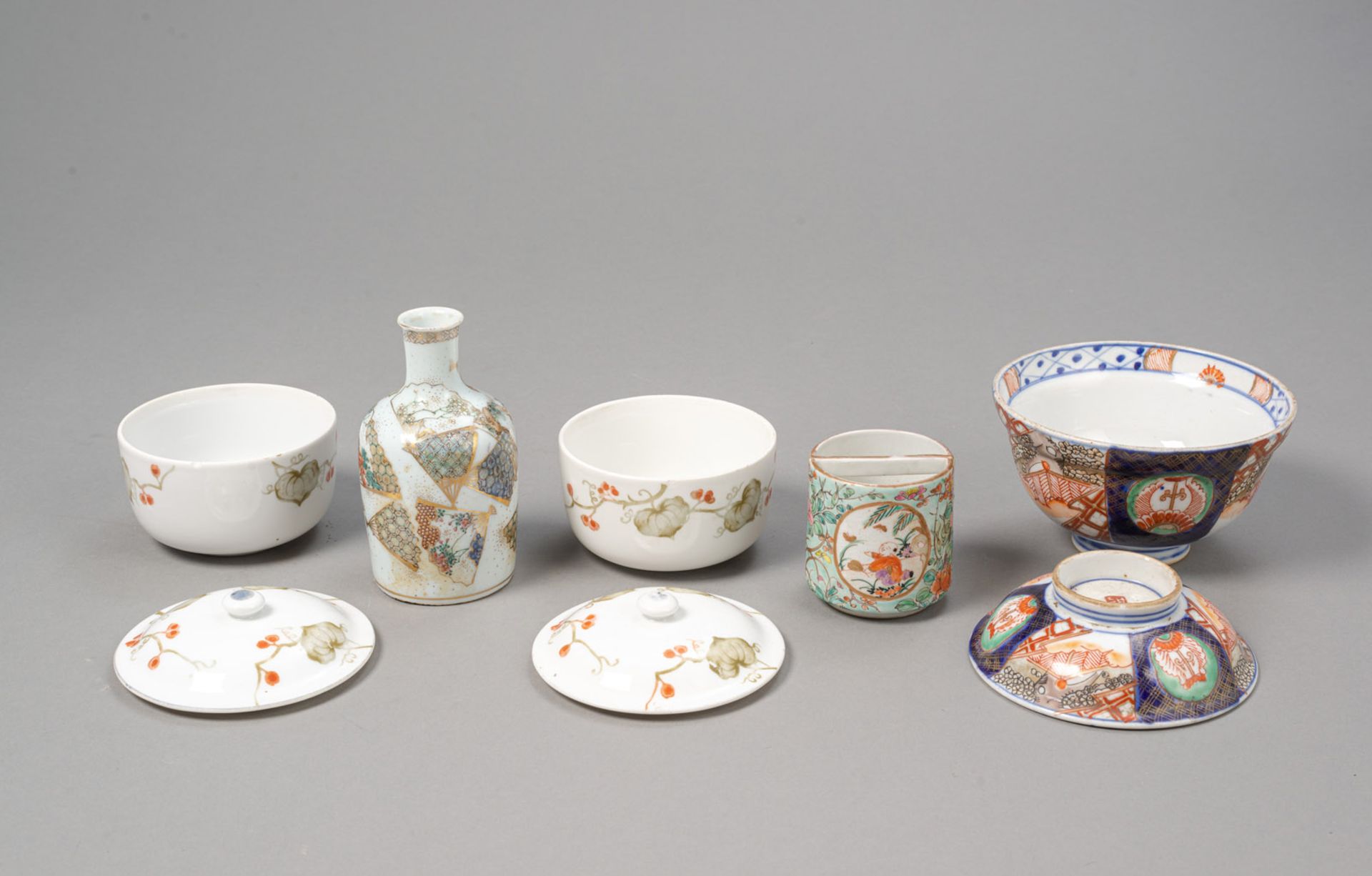 AN IMARI-PORCELAIN LIDDED BOWL, A SMALL SAKE BOTTLE, AND TWO BOXES AND COVERS - Image 2 of 3