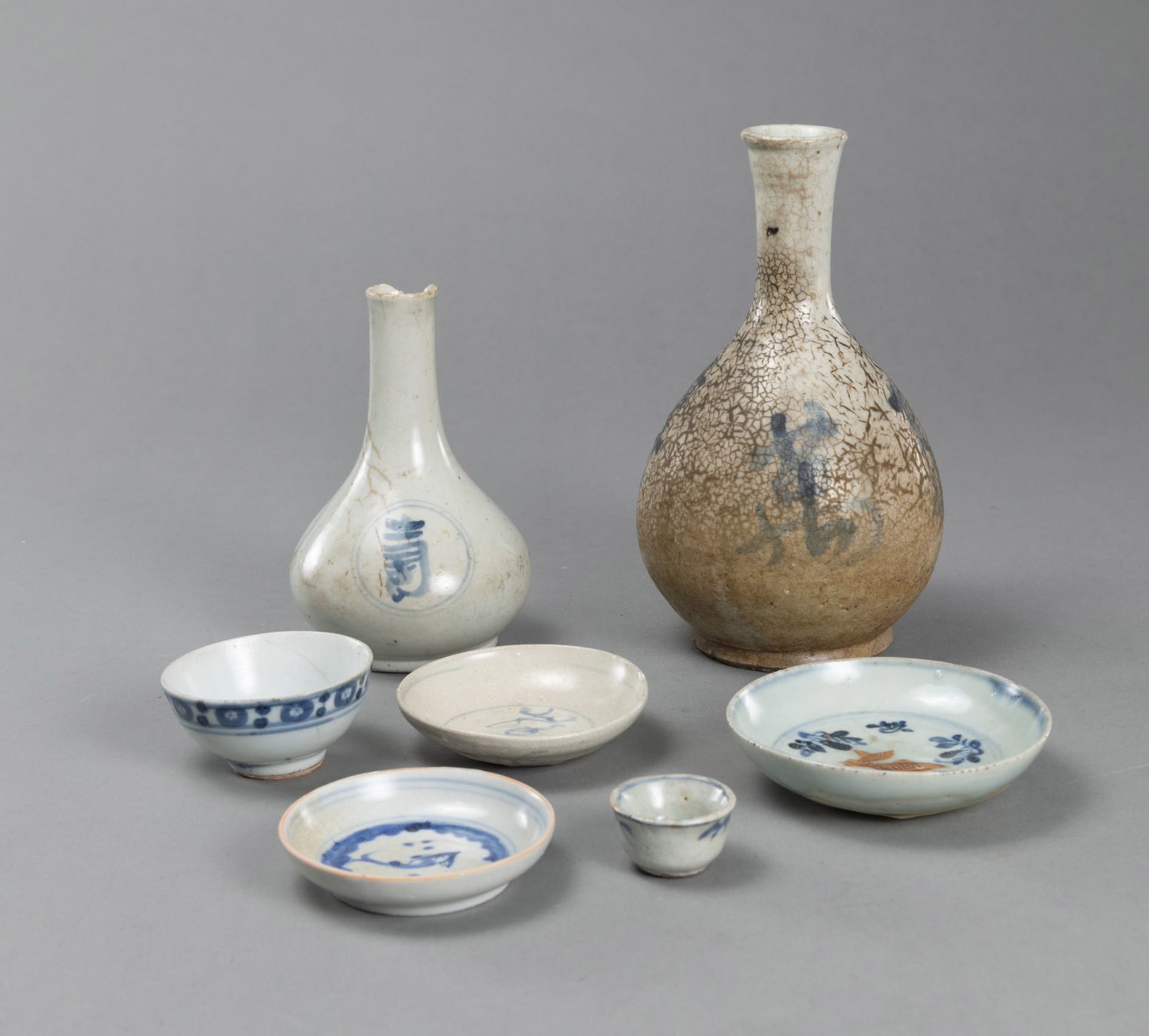 TWO BLUE AND WHITE PORCELAIN VASES AND FIVE DISHES - Image 2 of 3