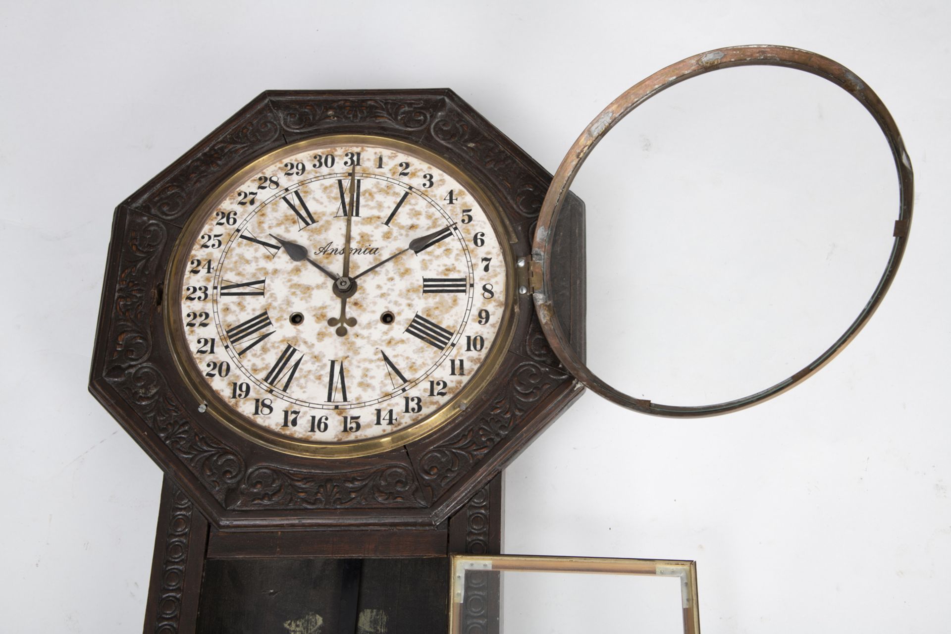 Pendelwanduhr mit Datumsanzeige und Holzkasten beschnitzt in feinem Relief - Bild 7 aus 8