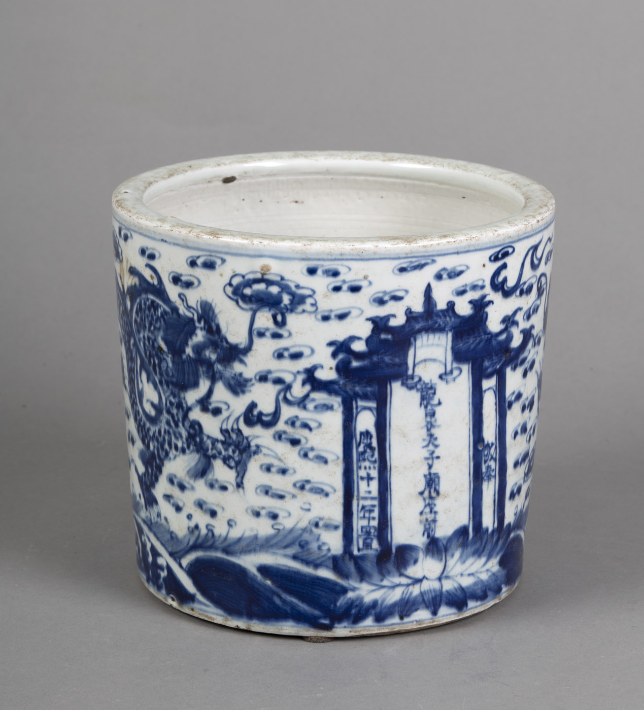 A BLUE AND WHITE PORCELAIN CACHEPOT DEPICTING A SHRINE SURROUNDED BY TWO DRAGONS - Image 2 of 4