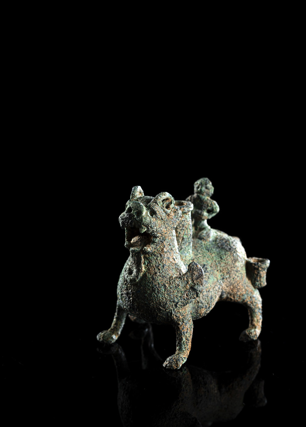 A SMALL RARE BRONZE CHIMERA-FORM VESSEL - Image 5 of 8