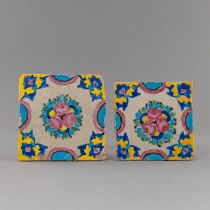 Zwei Keramikkacheln mit Blumendekor